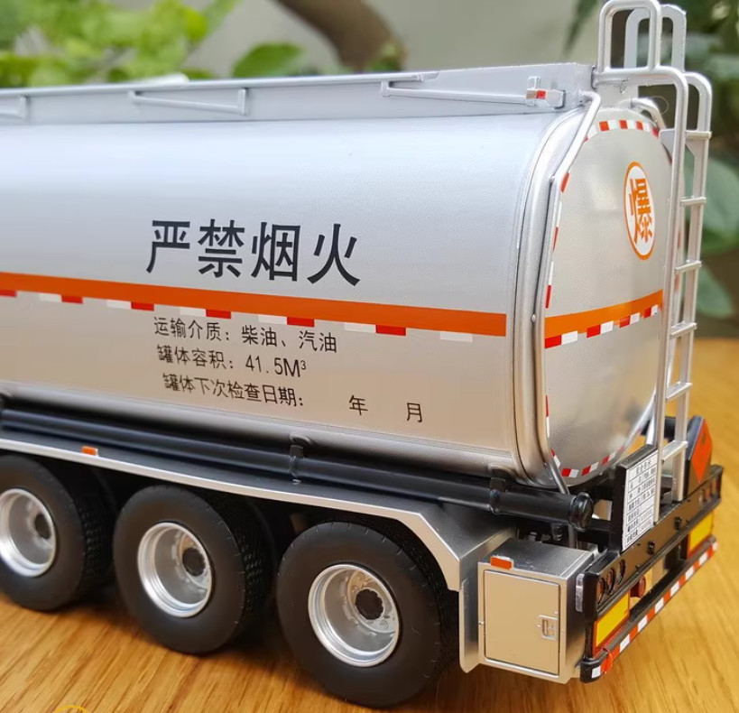 1:36 46CM HOWO TH7 Tank Truck Petroleum Transport vehicle Carrier Diecast Model