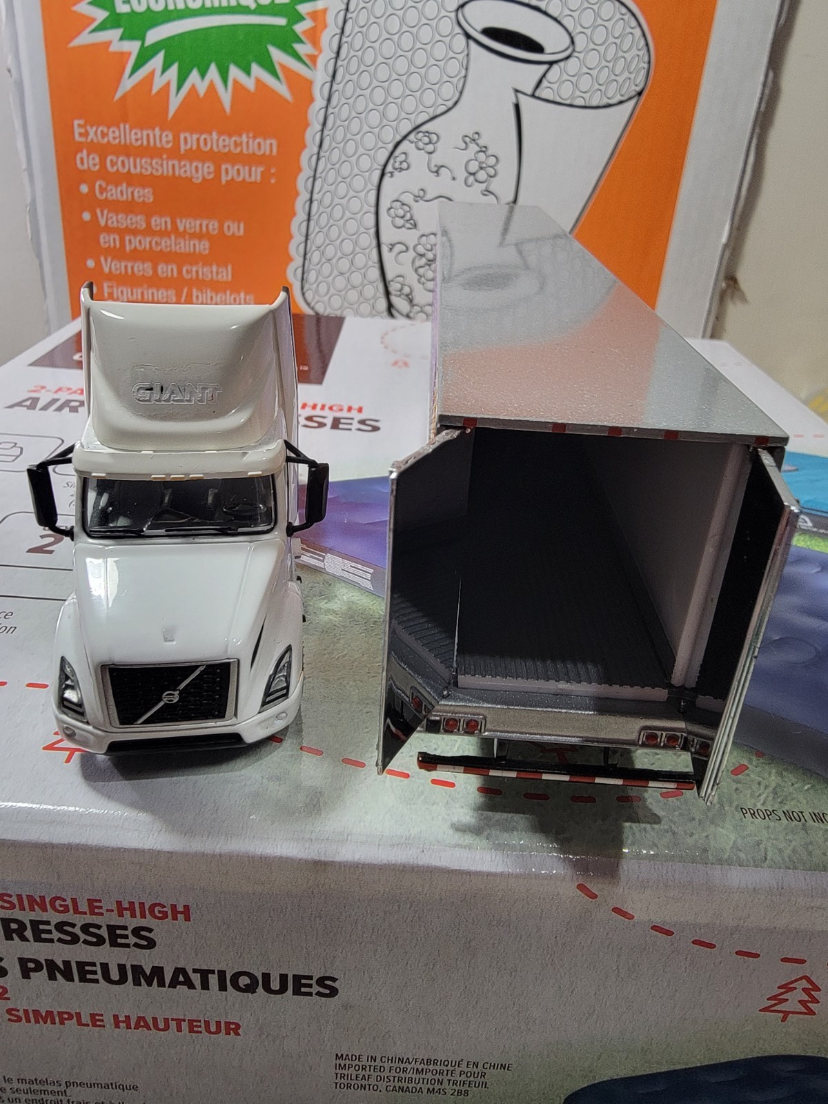 DCP 1:64 GIANT Food Stores Volvo Semi Truck w/ Alsum Farms Refrigerated Trailer