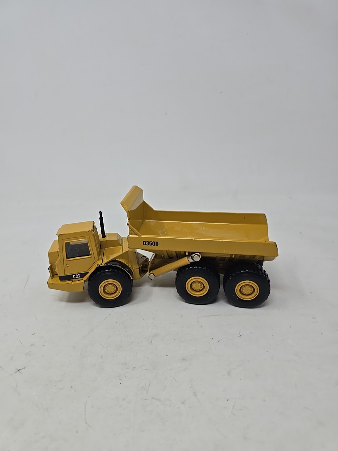 ERTL Die-Cast CAT Caterpillar D350D Articulated Dump Truck 1/50 Scale