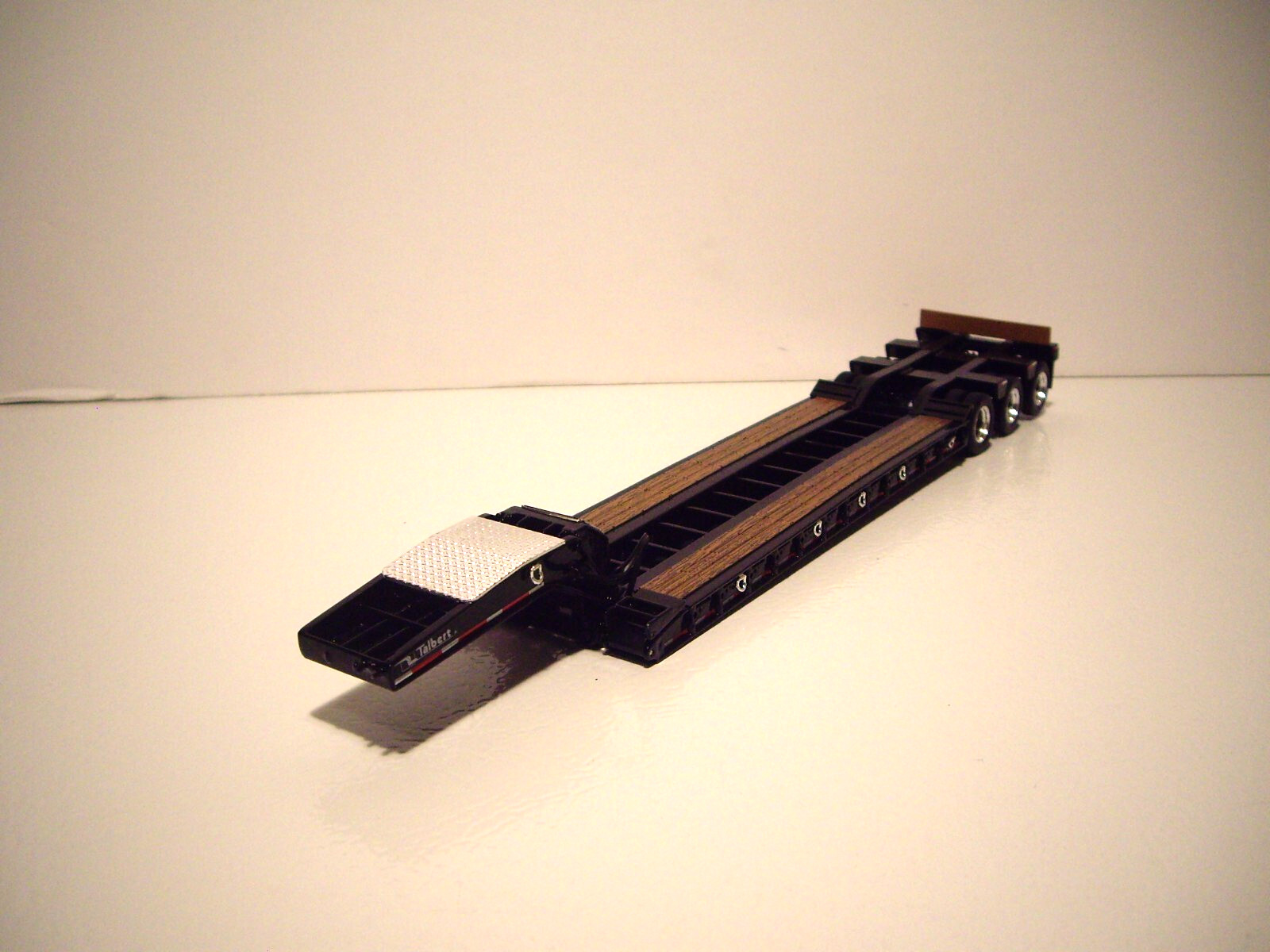 FIRST GEAR 1/50 ORANGE TRI-AXLE PETE 367 & BLACK TRI-AXLE LOWBOY DIECAST MASTERS