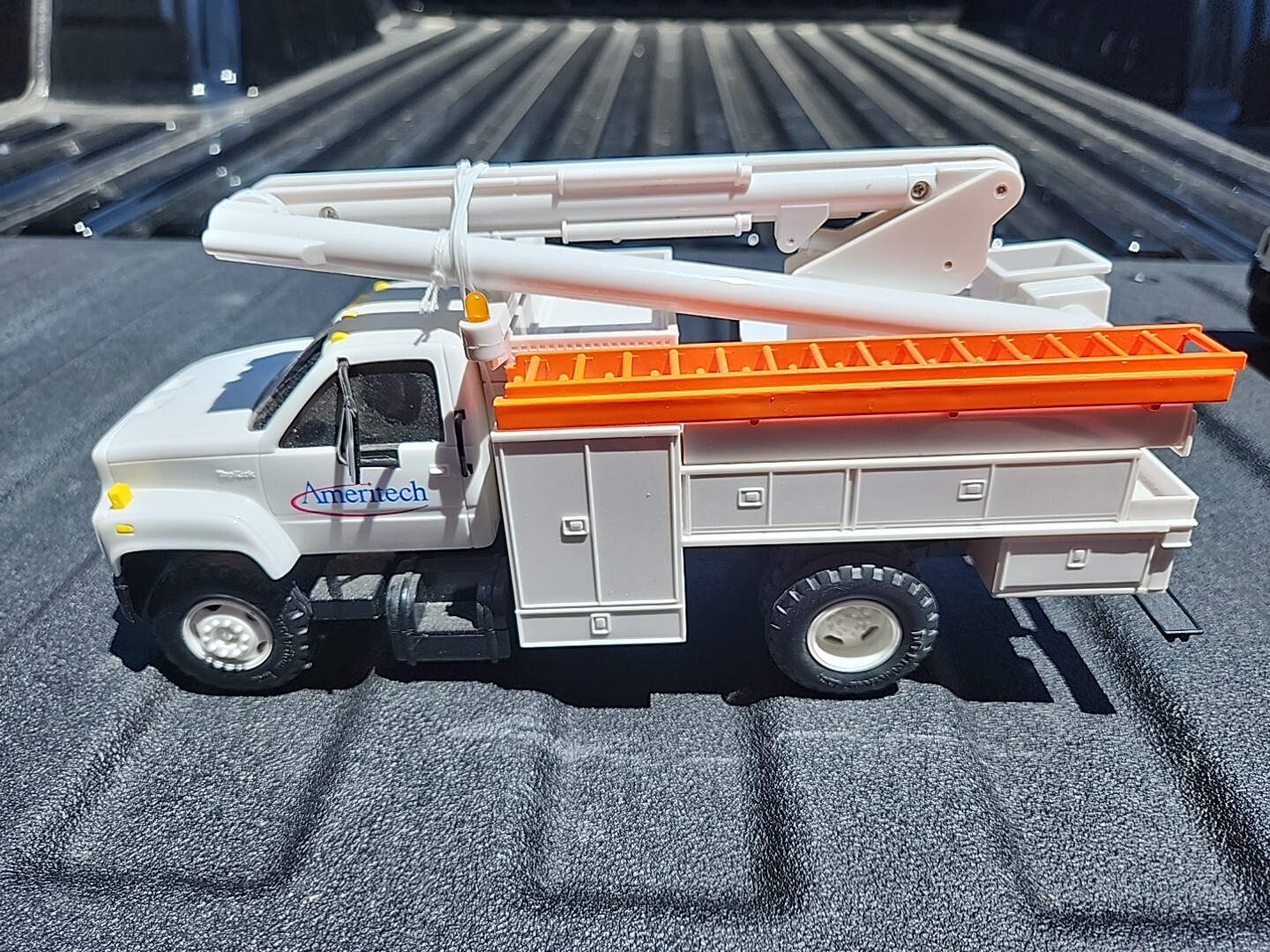 11″ DG PRODUCTIONS -1995-1-1 Ameritech Electric Utility Bucket Truck