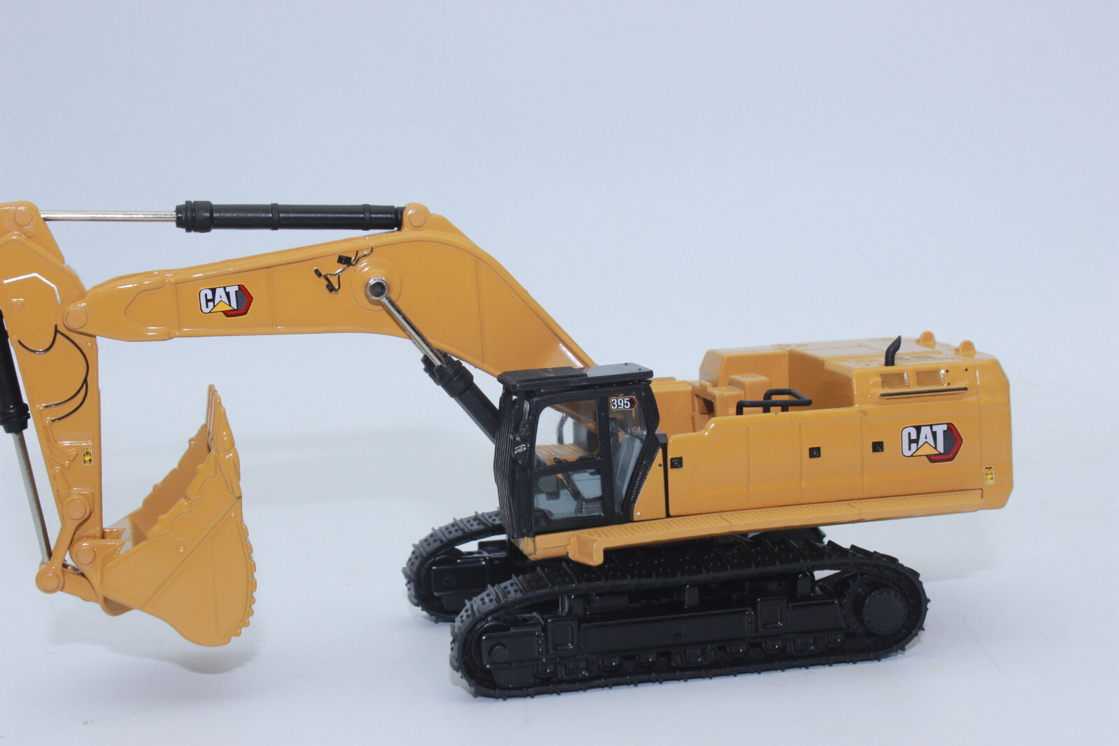 Diecast Masters 85687 CAT 395 ME Excavator Crawler 1:87 H0 New Original Box