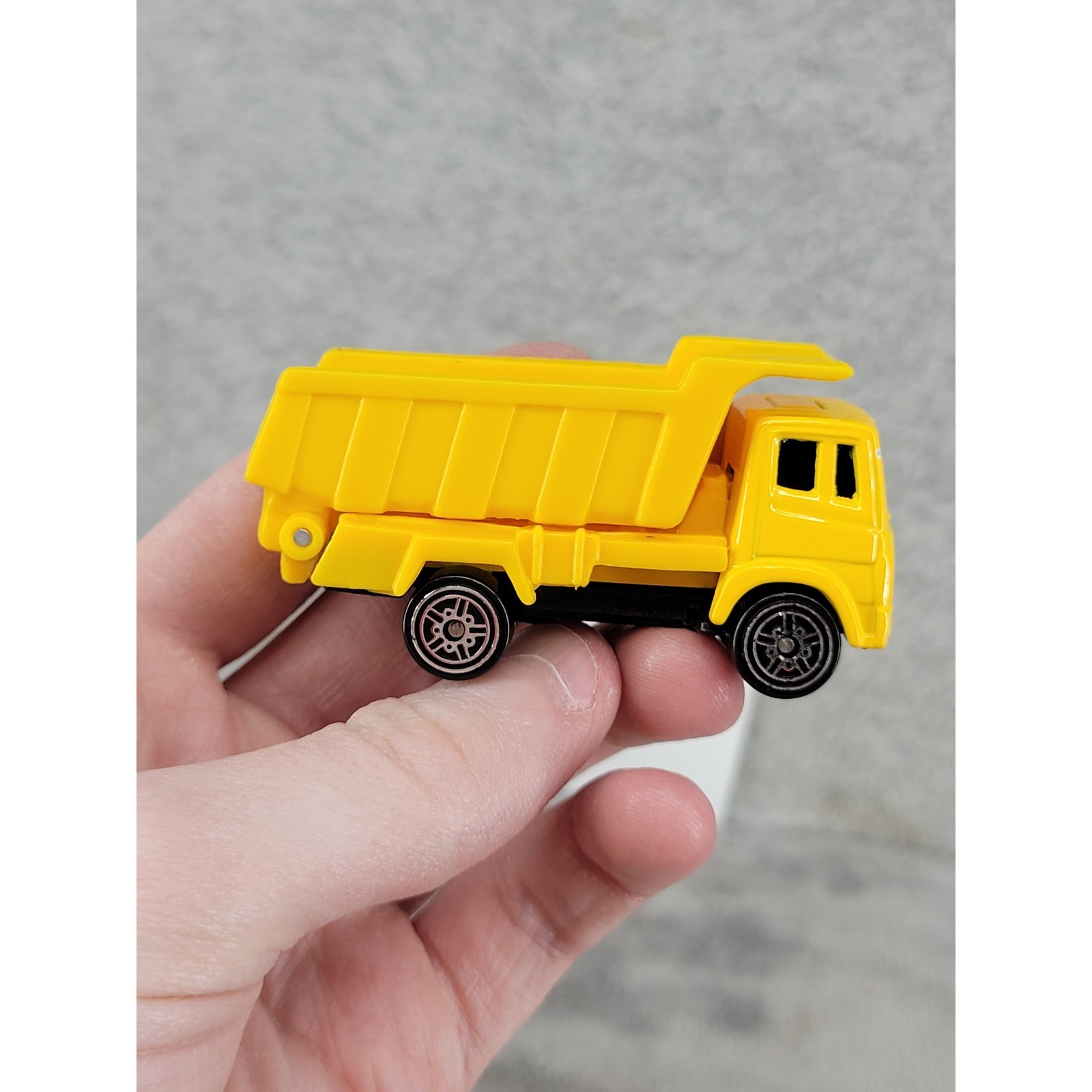 Maisto Yellow Dump Truck Diecast Construction Vehicle Fresh Metal Series Toy