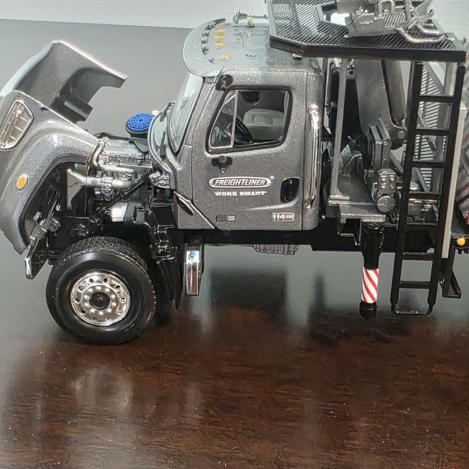 First Gear 1:34 Diecast Model Freightliner M2-114SD Fassi Boom Material Handler