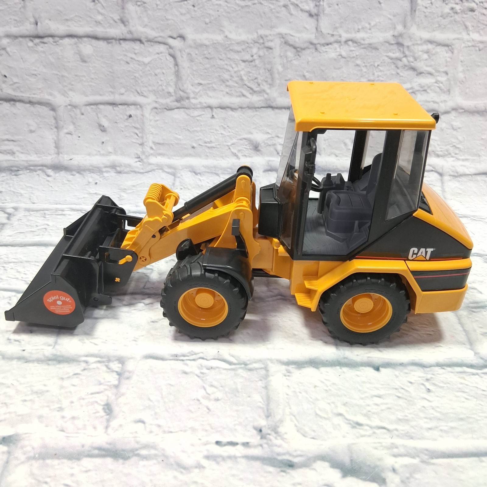 Bruder CAT Wheel Loader Plastic Toy 1418/01 Yellow Tractor Made in Germany