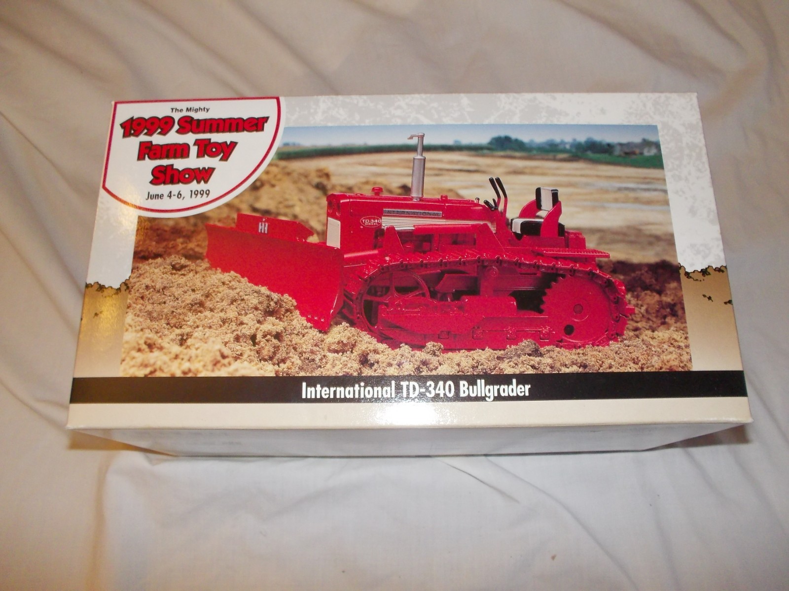 International TD-340 Bullgrader bulldozer 1999 farm show EXHIBITOR NIB BOX RARE