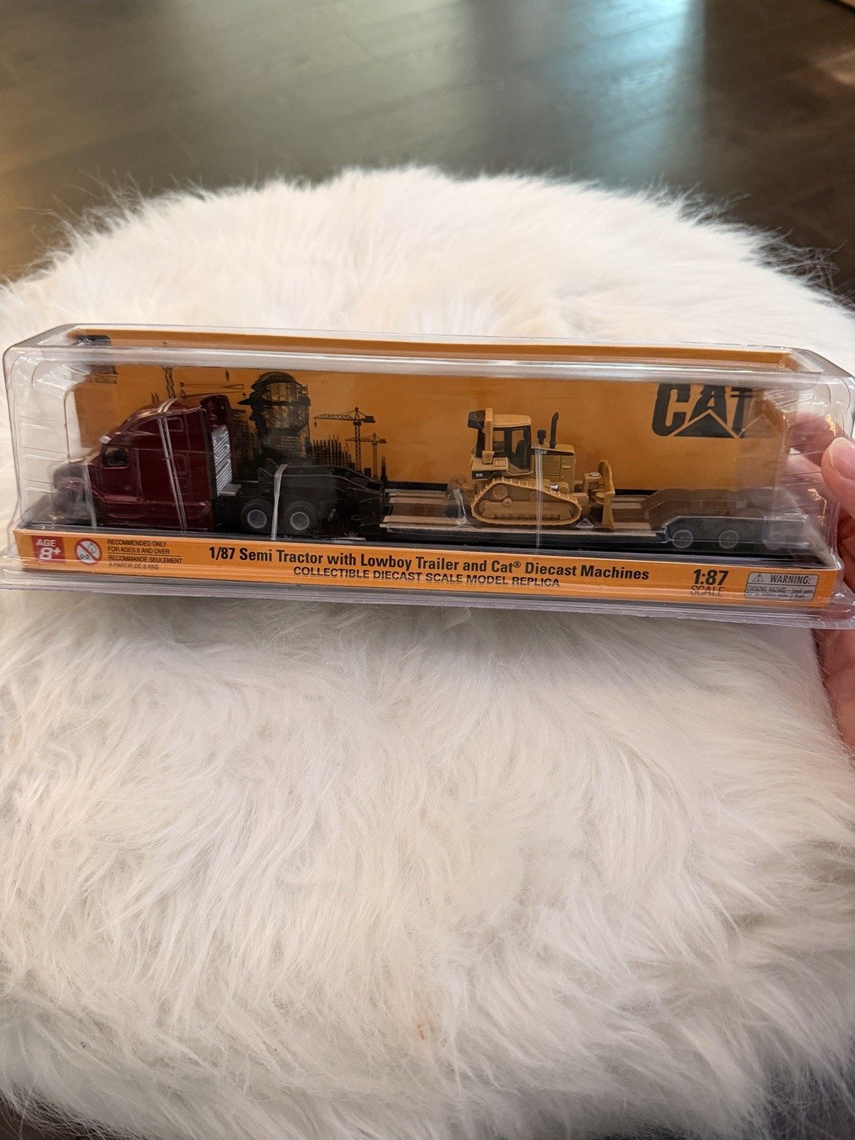 Diecast Masters 1/87 Peterbilt 579 UltraLoft Lowboy Trailer Cat D5M Dozer 84419