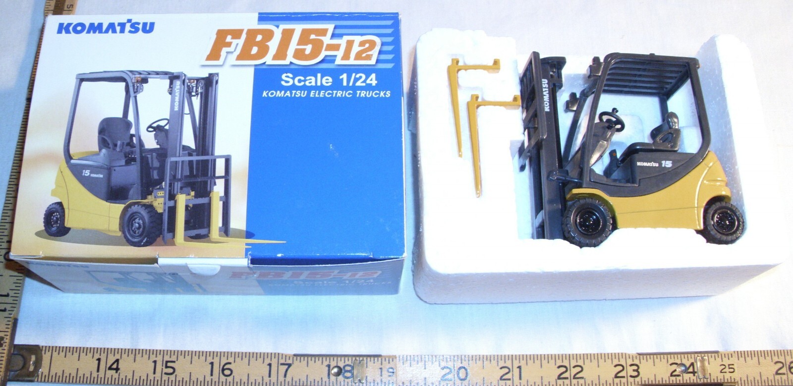 KOMATSU FB15-12 FORKLIFT MODEL 1:24 BOXED NEW