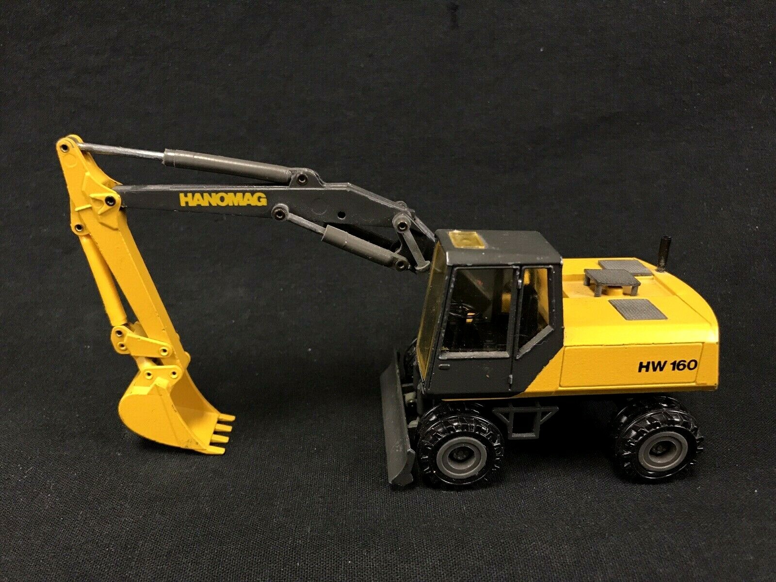 Hanomag HW 160 Wheel Excavator – 1:50 Scale – Die Cast – Conrad #2817