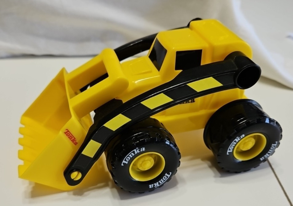 Tonka, 2007, Yellow, Plastic Front End Loader Tractor, Die Cast Red & Dump Truck