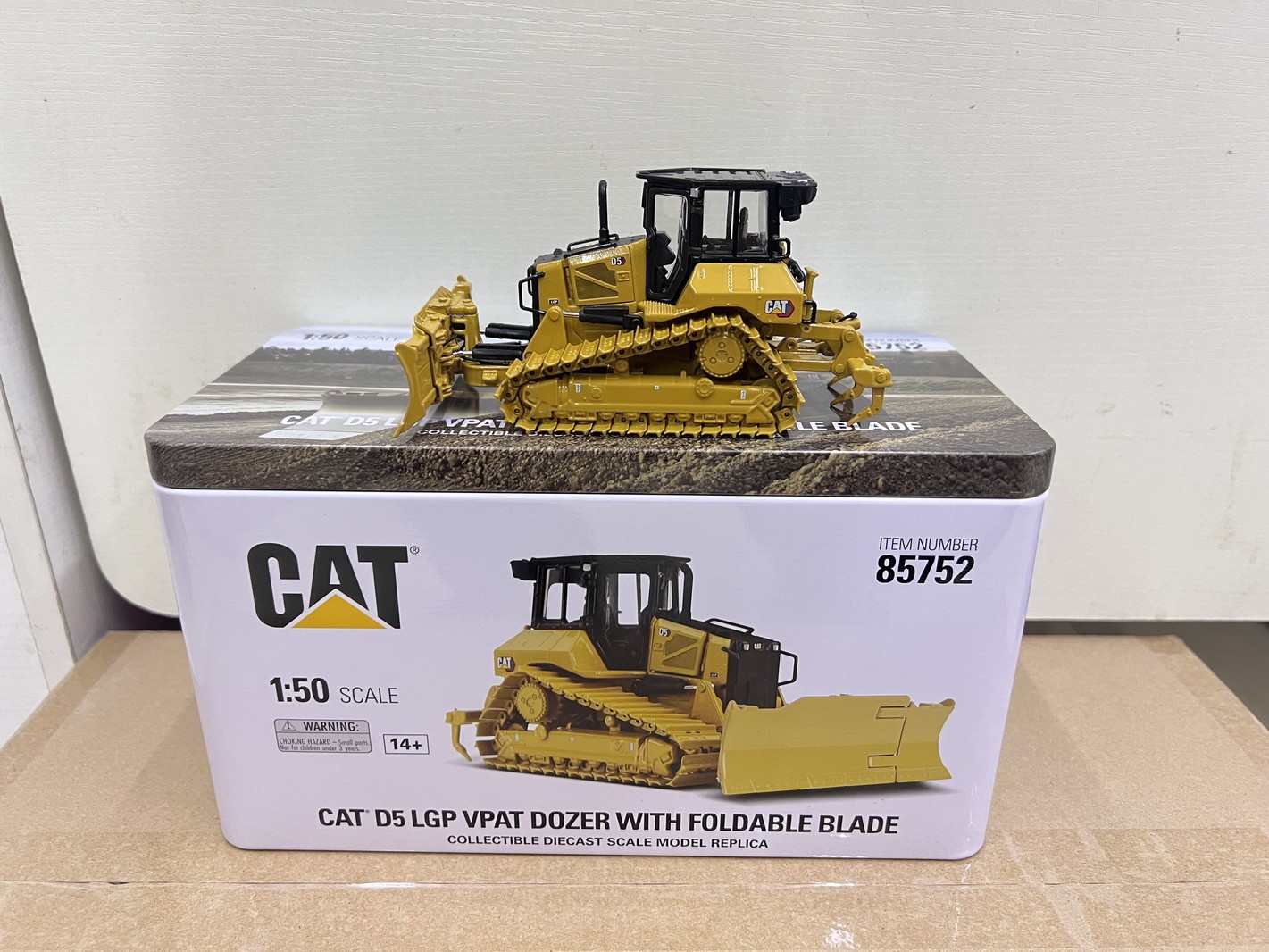 DM 1/50 Scale Cat D5 LGP VPAT Dozer with Foldable Blade Diecast Model 85752
