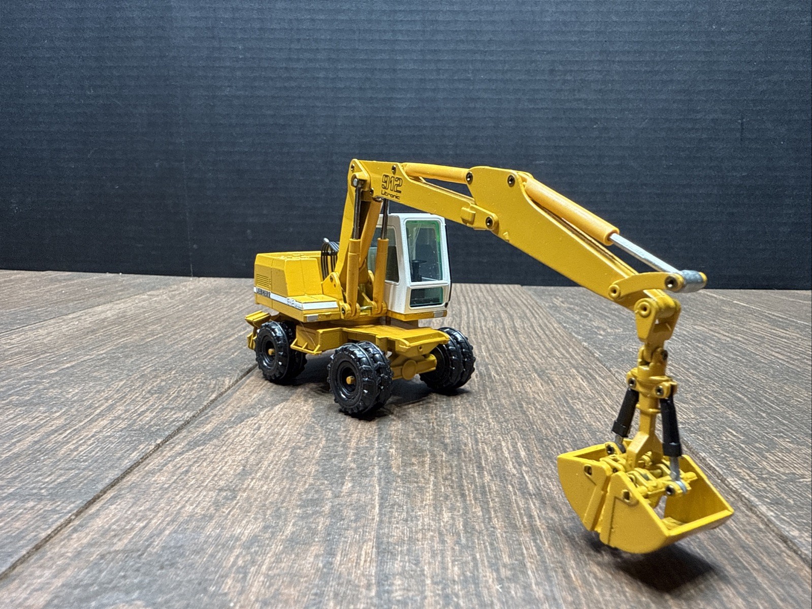 Liebherr A 912 Litronic The Hydraulic Excavator LA PELLE HYDRAULIQUE 1:50 Scale