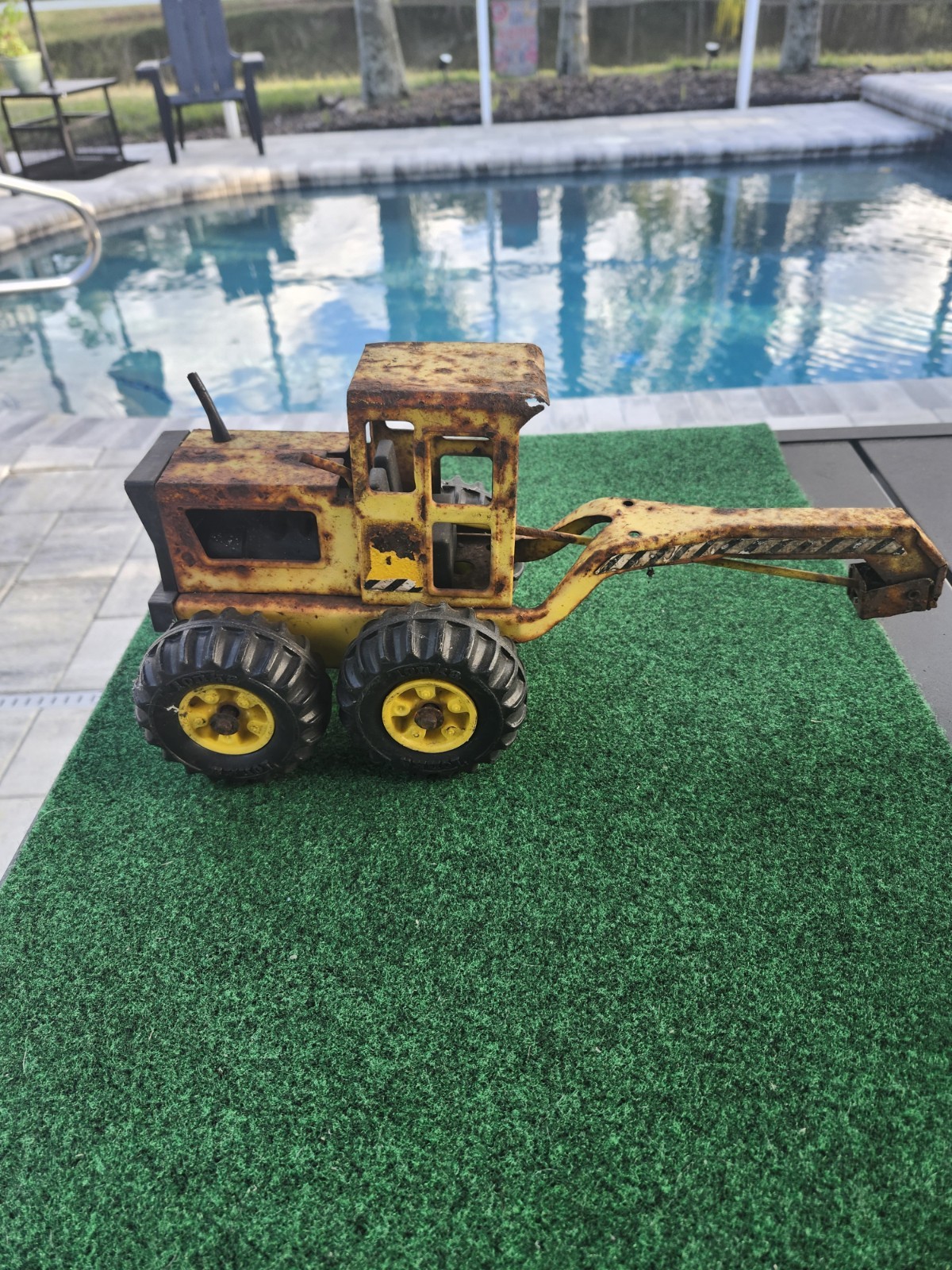 Tonka Grader Model 2510 missing blade and front end.