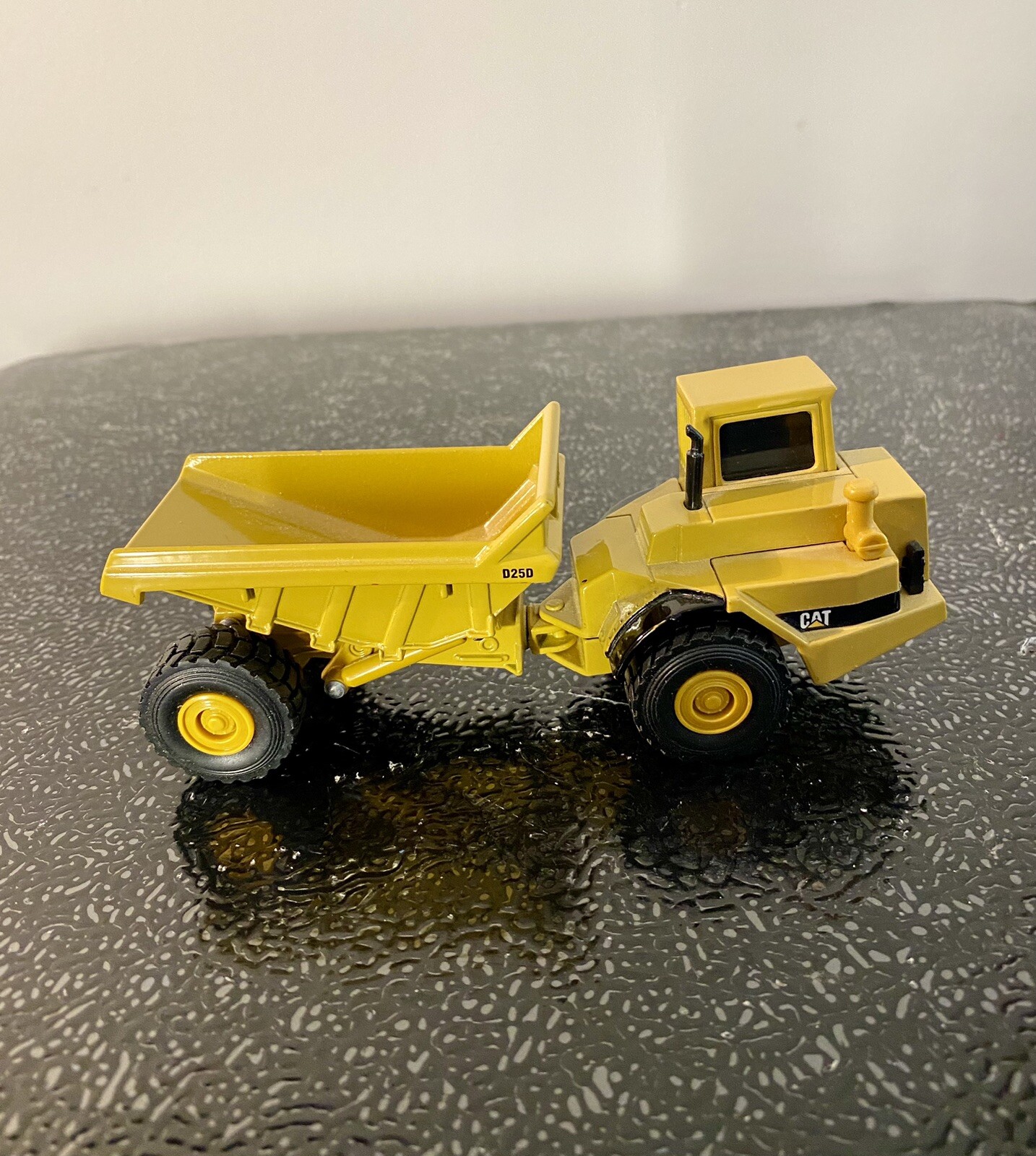 Ertl 1:64 Scale Diecast Caterpillar D25D Articulated Quarry Dump Truck VG