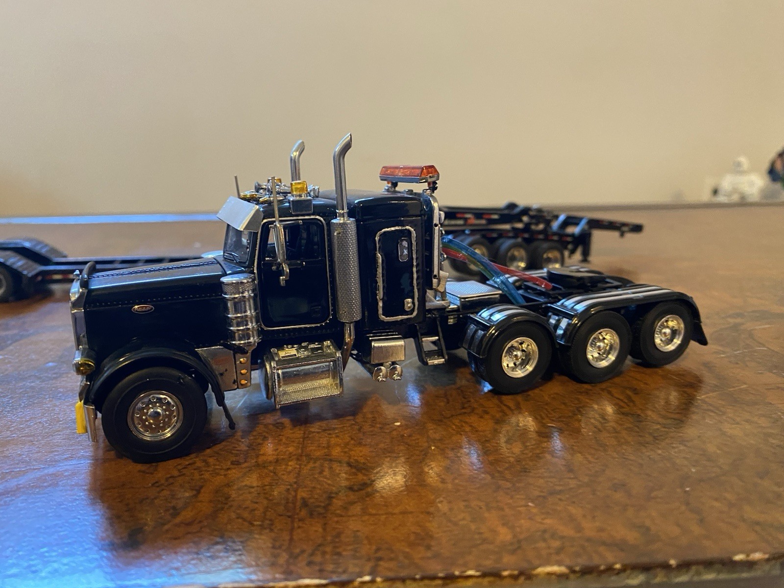 Black Custom Peterbilt Bunk 379 Custom Black Beam Dm 3x3x3 Trailer 1/50