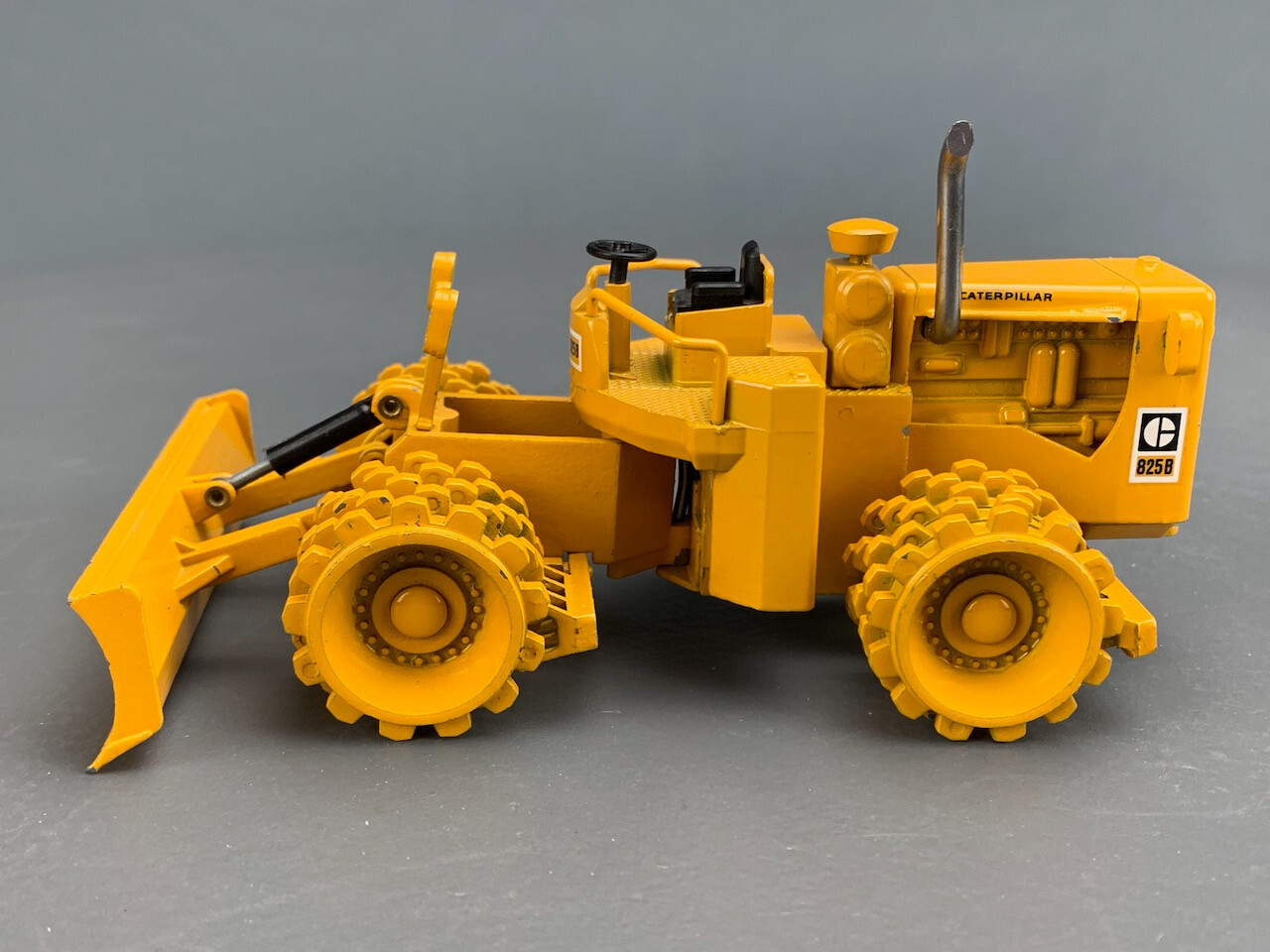 Vintage 1/50 NZG Diecast Caterpillar 825B Compactor D0855