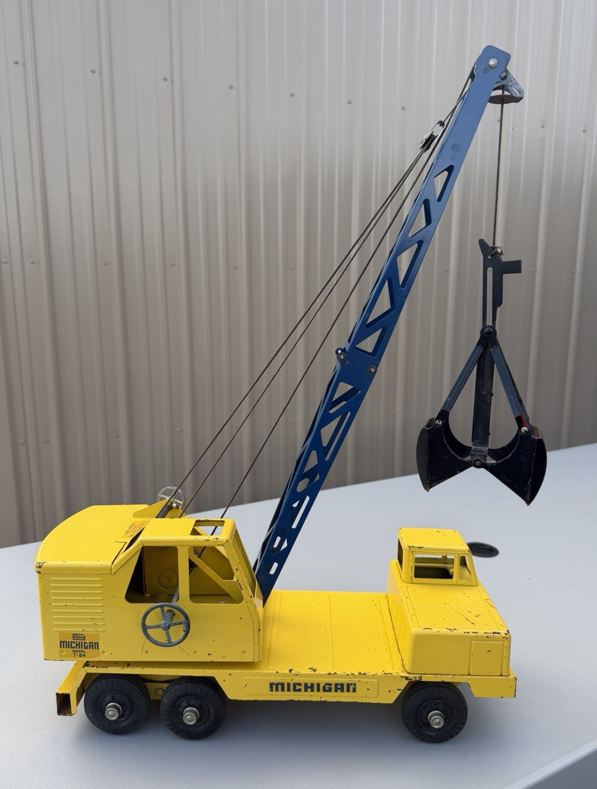 Nylint T-24 Michigan Crane Truck, Yellow/Blue/Black w/ Clamshell Bucket