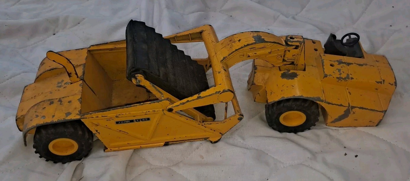1970’S ERTL 18″ JOHN DEERE ELEVATING SCRAPER 1/16TH SCALE