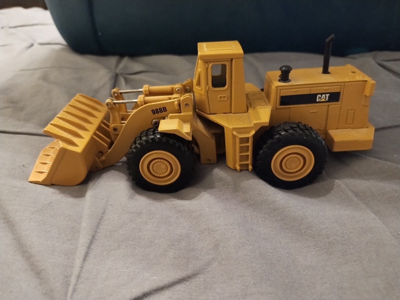 Ertl CAT Caterpillar Wheel Loader 988B 1:50 Scale