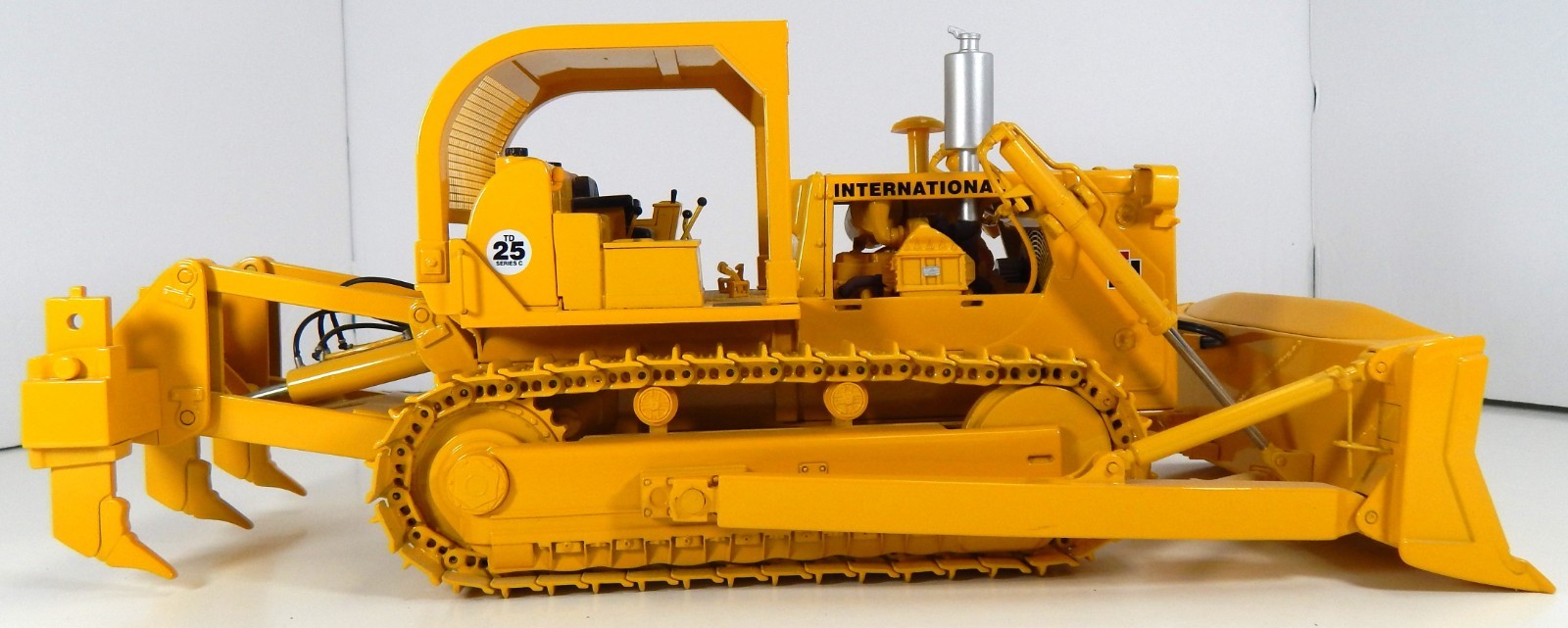 First Gear 1/25 Scale IH TD-25 Dozer with Ripper – Free Shipping.