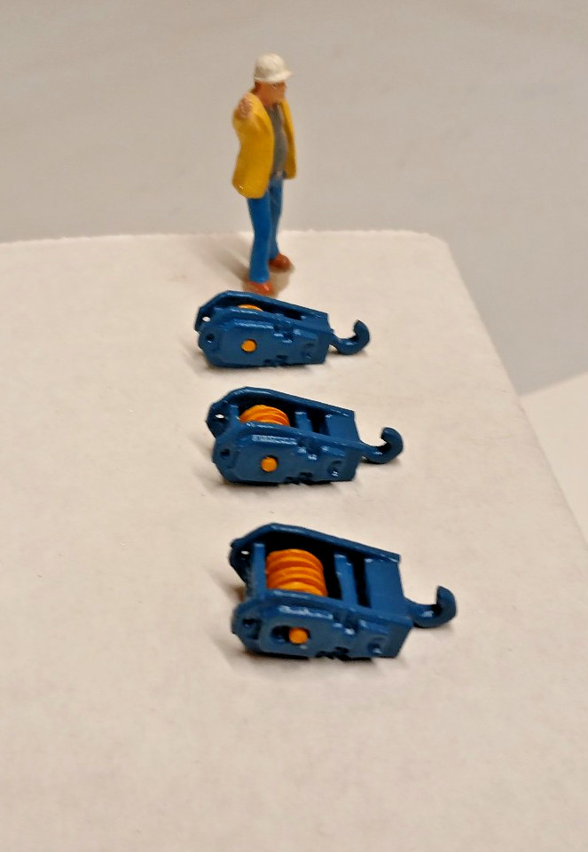 3D Hook Block Set w/ Working Rolling Pulleys. Authentic Sarens Blue. 1/50th