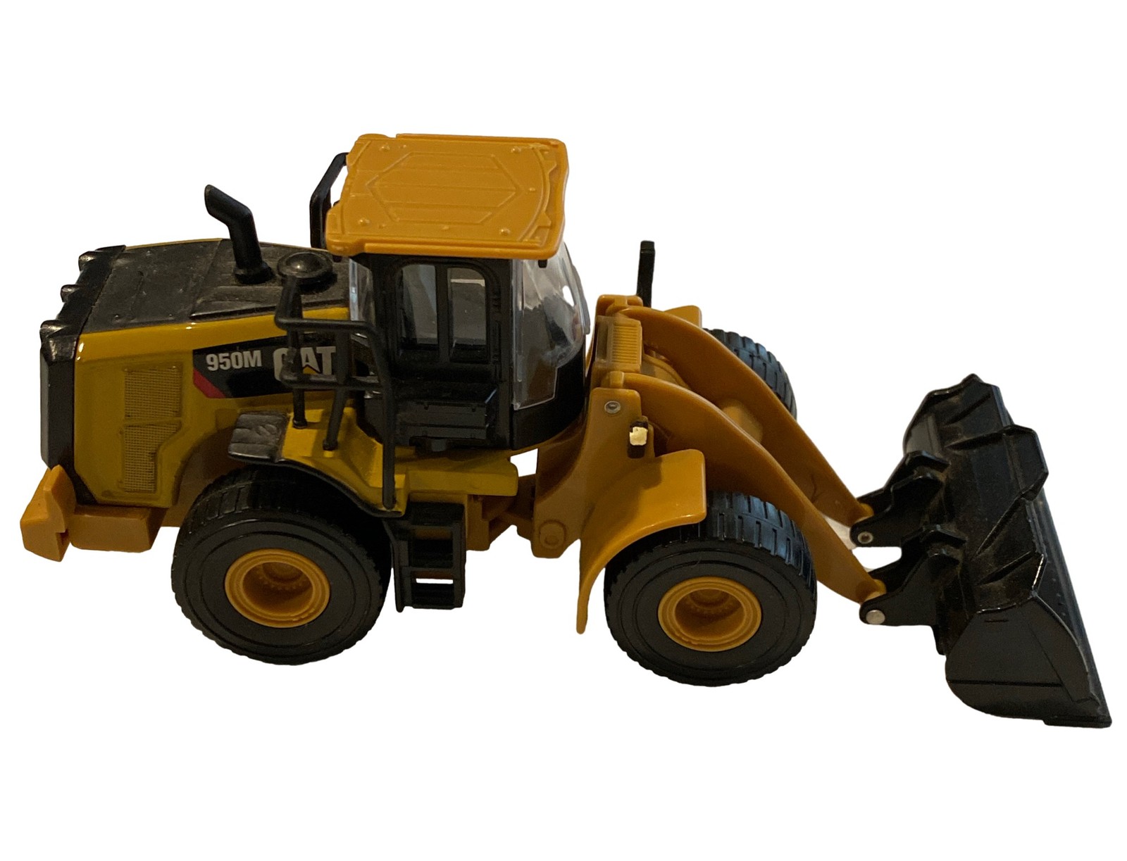 Diecast Masters CAT Caterpillar 950M Wheel Loader 1/64 Scale Model 84646BP 5.5”