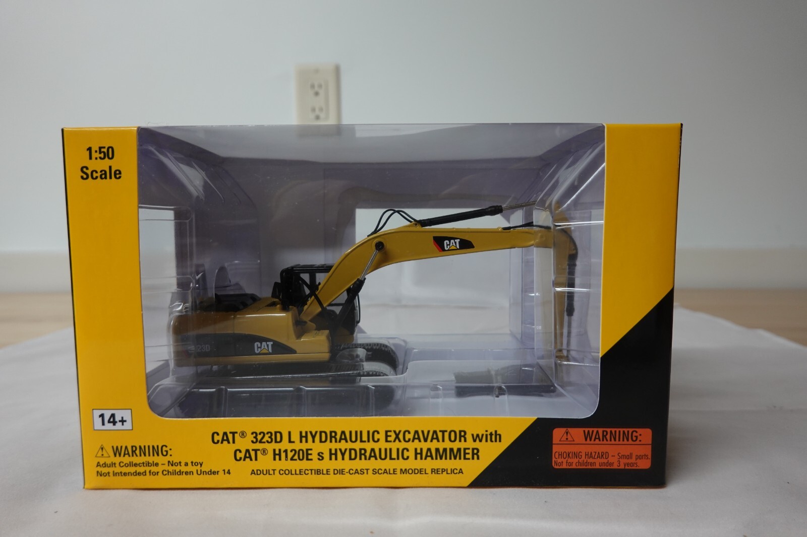 NORSCOT 55282 CAT 323D L HYDRAULIC EXCAVATOR W/CAT H120E HAMMER 1:50 SCALE N.I.B