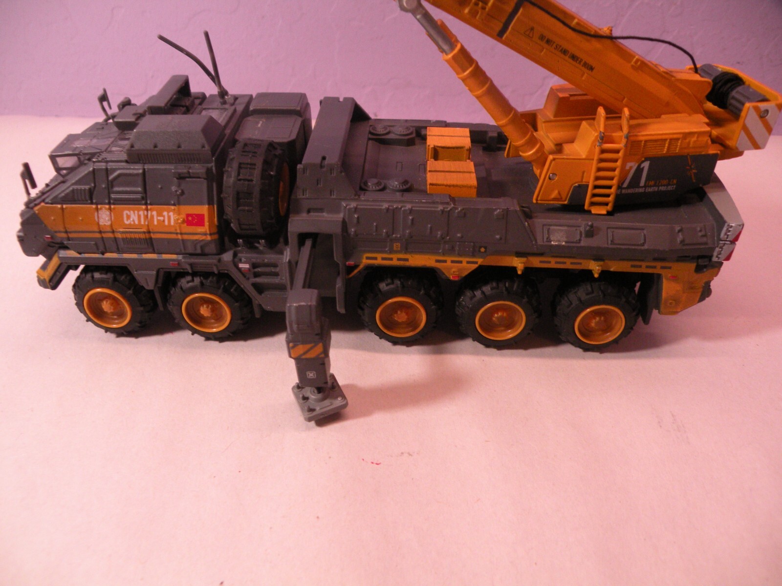 KDW 1:120 Wandering Earth CN171-11 Engineering Truck Crane Die-Cast Crane Model