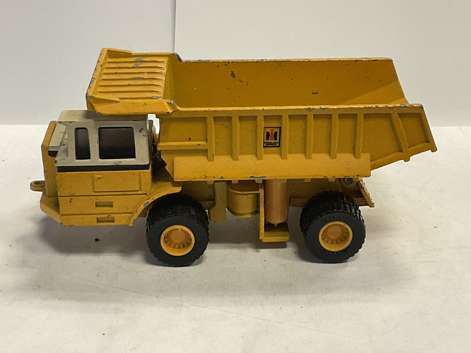 ERTL International Articulated Dump Truck, yellow bottom, vintage, 4.5″