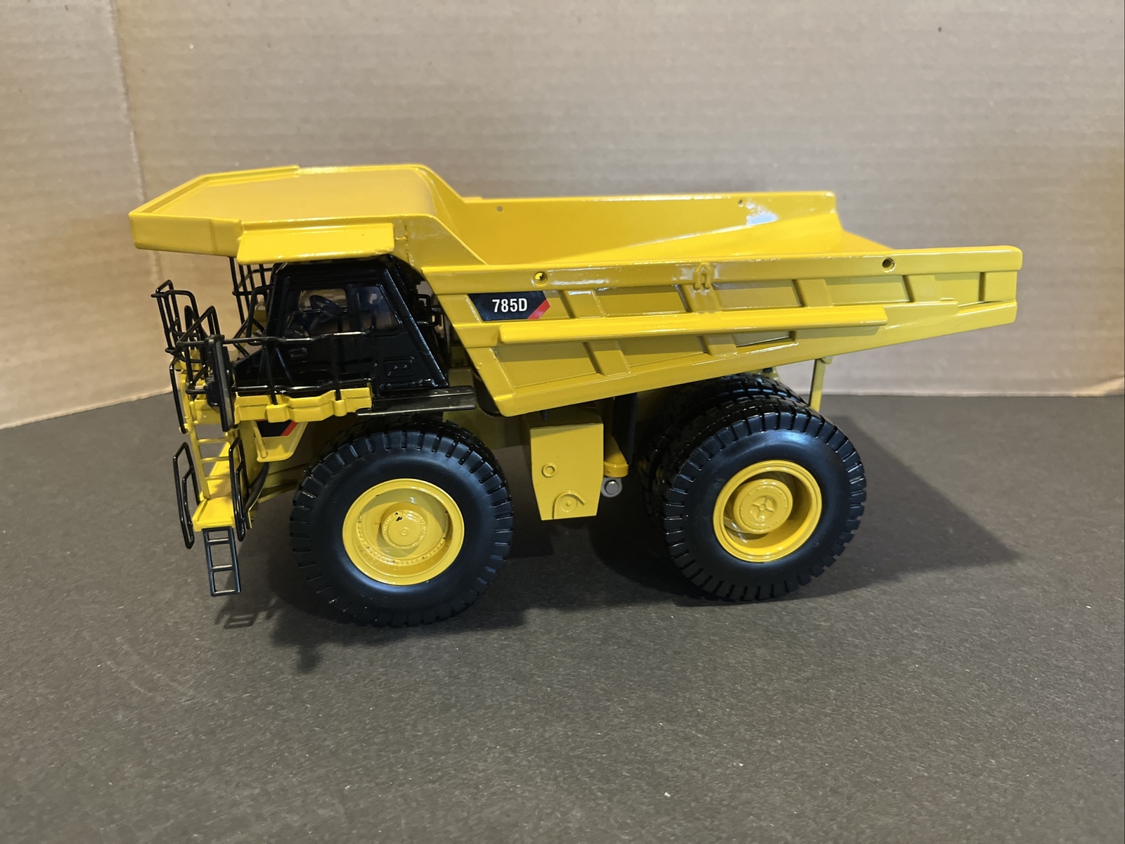 Caterpillar 785D Mining Truck 1:50 Scale Diecast Masters 85287C