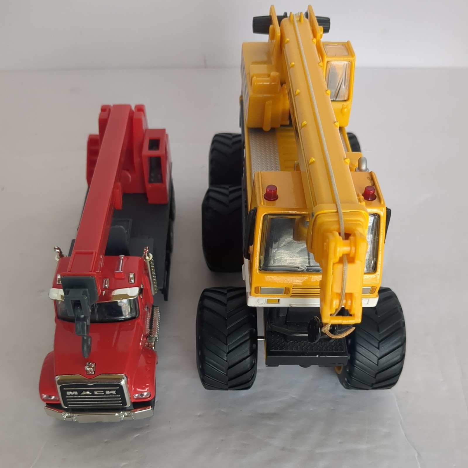 Maisto Yellow Jacket Crane Truck & Wonderlanes Mack Crane Truck. Working Cranes.