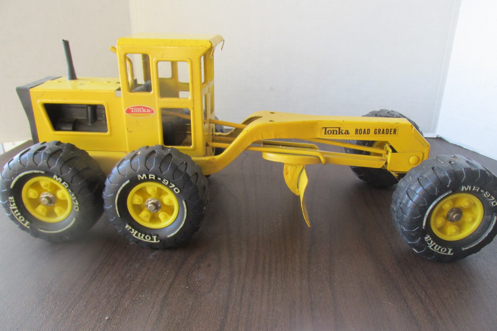 Tonka MR-970 Metal toy road grader with yellow blade, Used