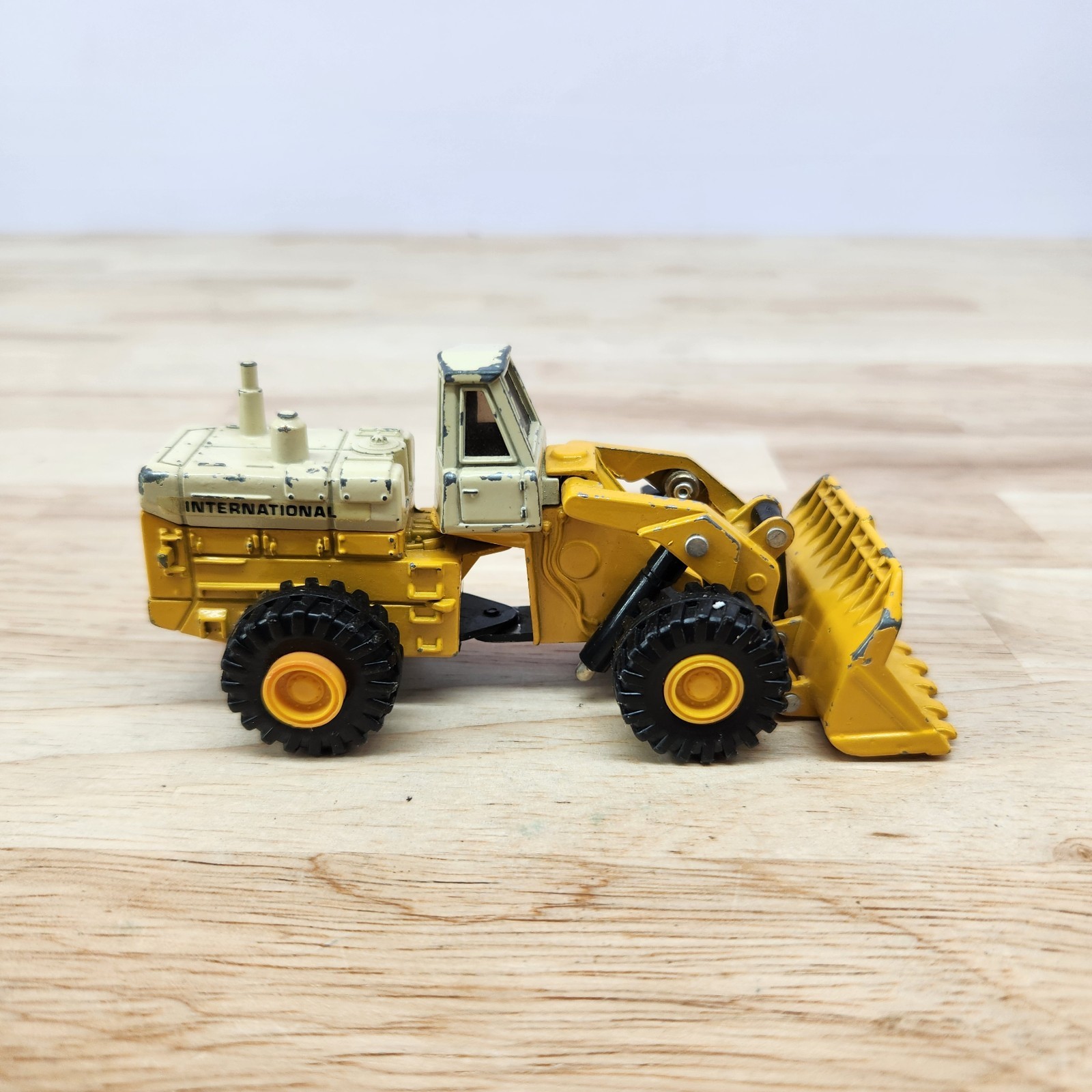 ERTL Mighty Movers Of The World – International 560 Wheel Loader 1:64 Diecast