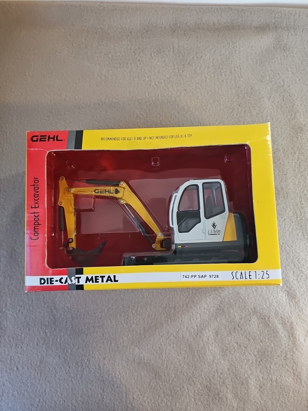 GEHL COMPACT EXCAVATOR DIE-CAST METAL SCALE 1:25 MODEL GE 602