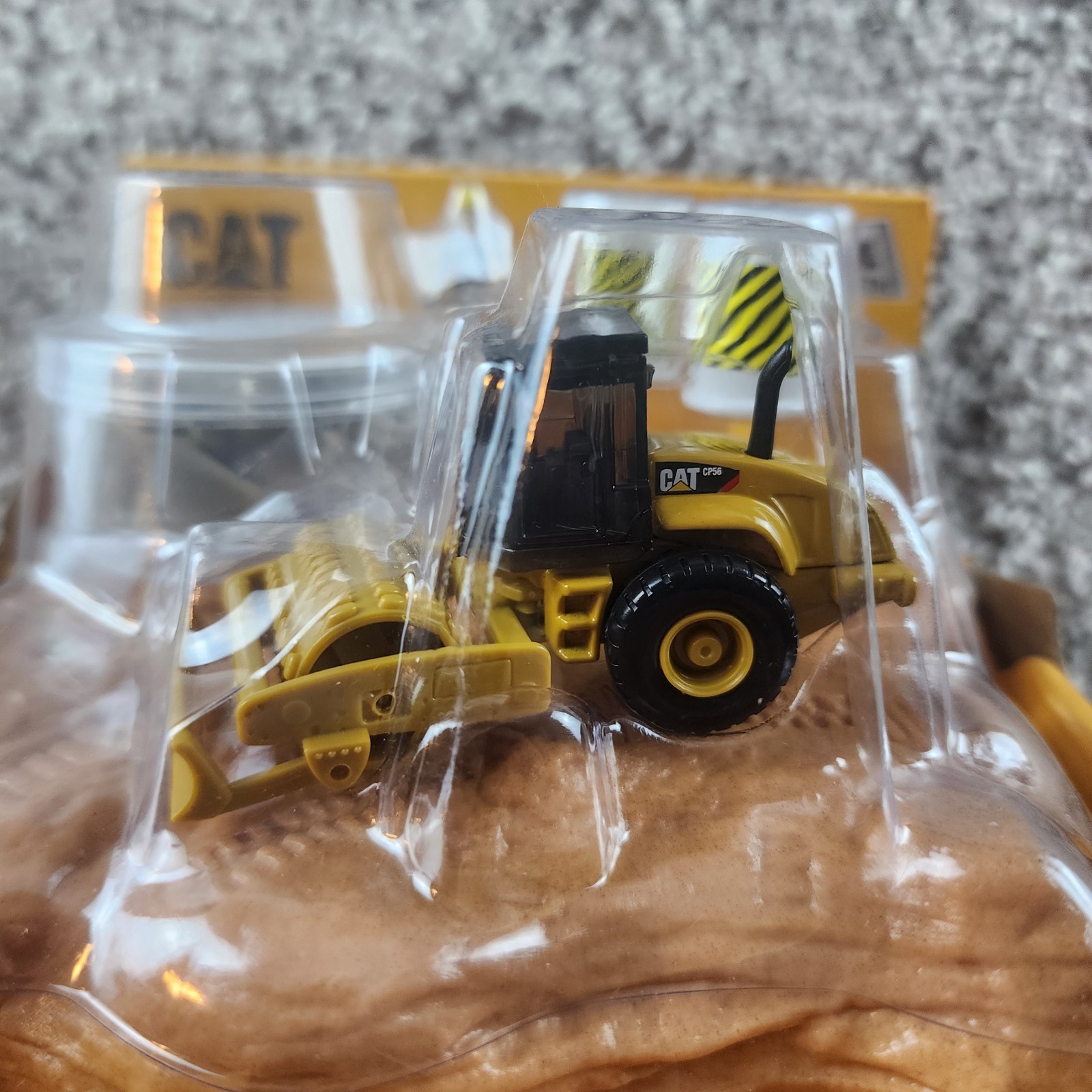 CATERPILLAR 1:87 CAT CP56 Padfoot Drum Vibratory Roller DIECAST MASTERS 84490A
