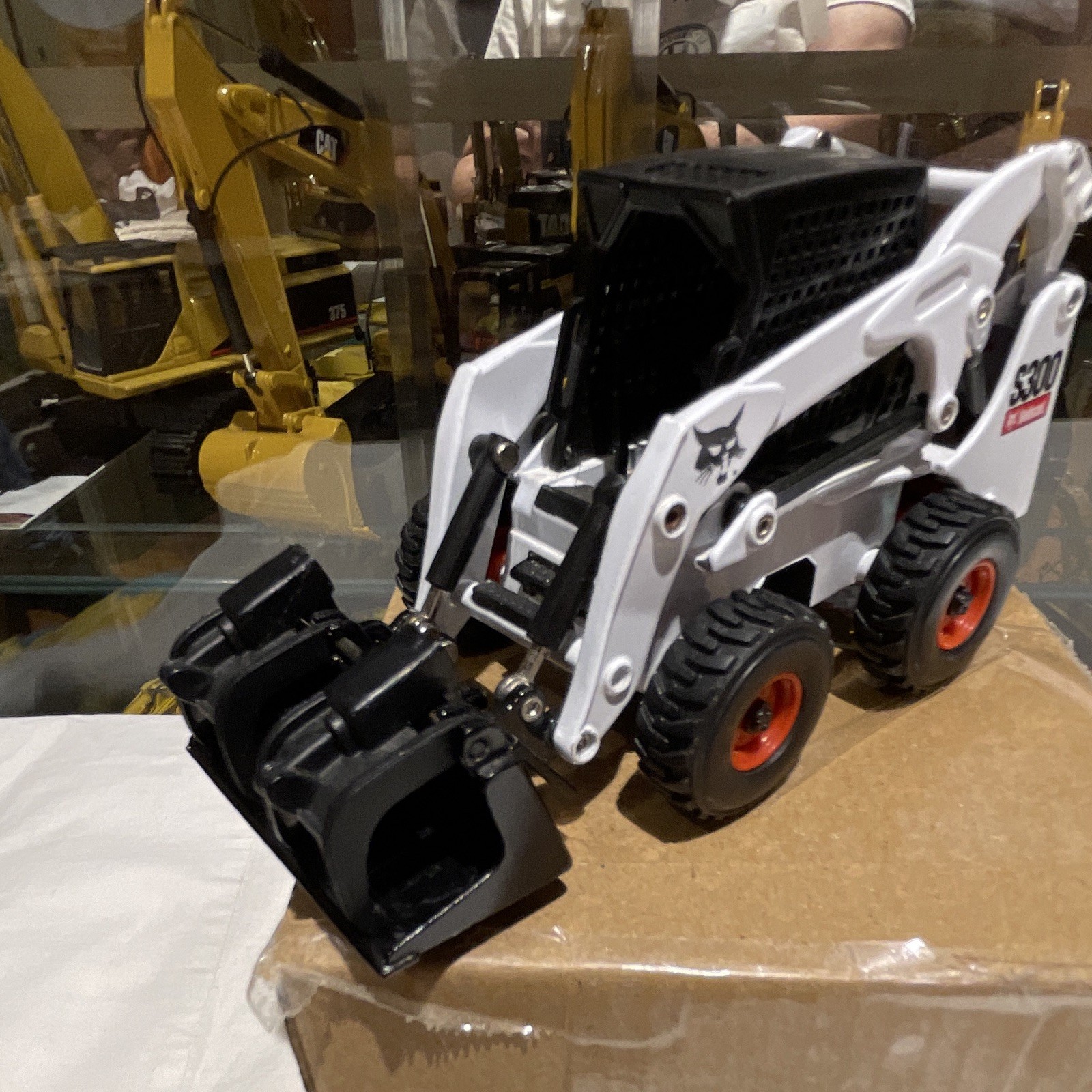Bobcat S300 Skid Steer Loader Diecast 1:32Tough Trucks Steerable Bucket