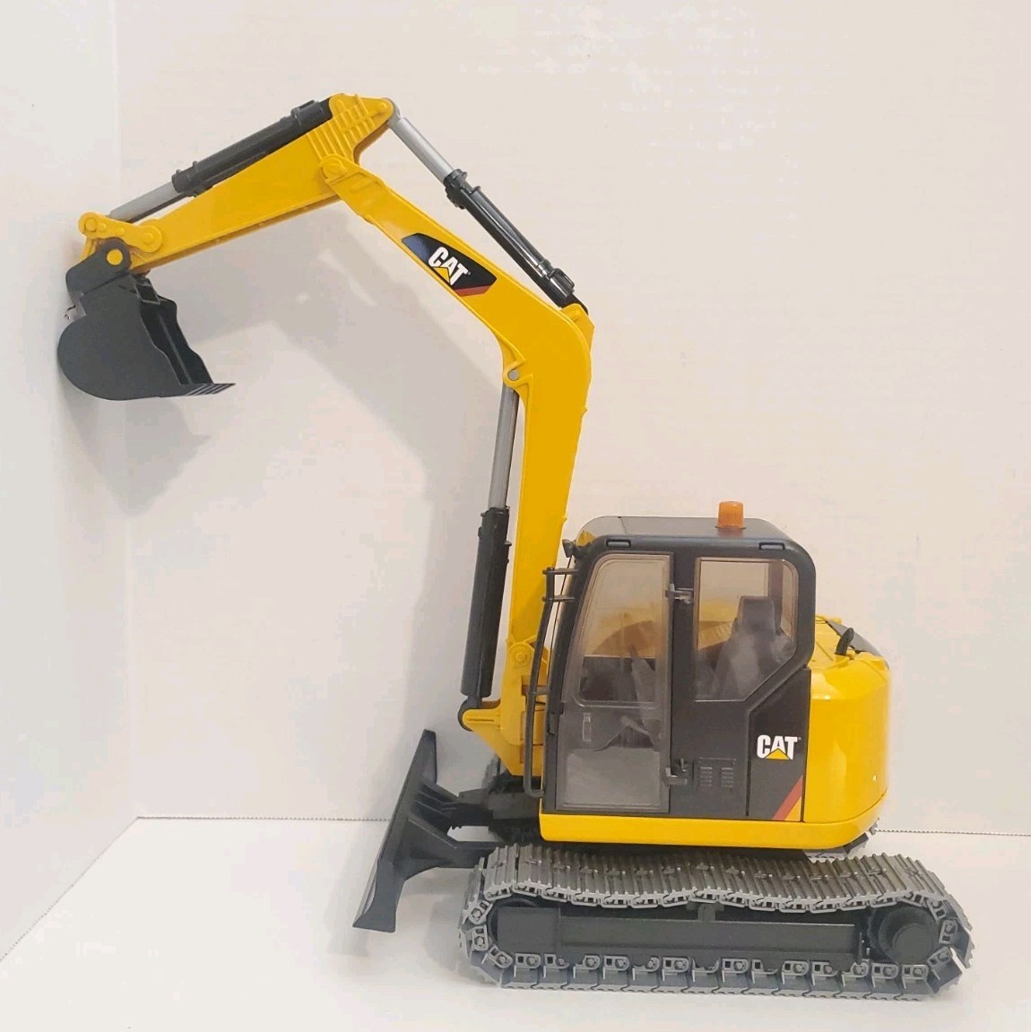 2014 Bruder 2337/01 CAT Caterpillar Excavator Construction Vehicle Plastic