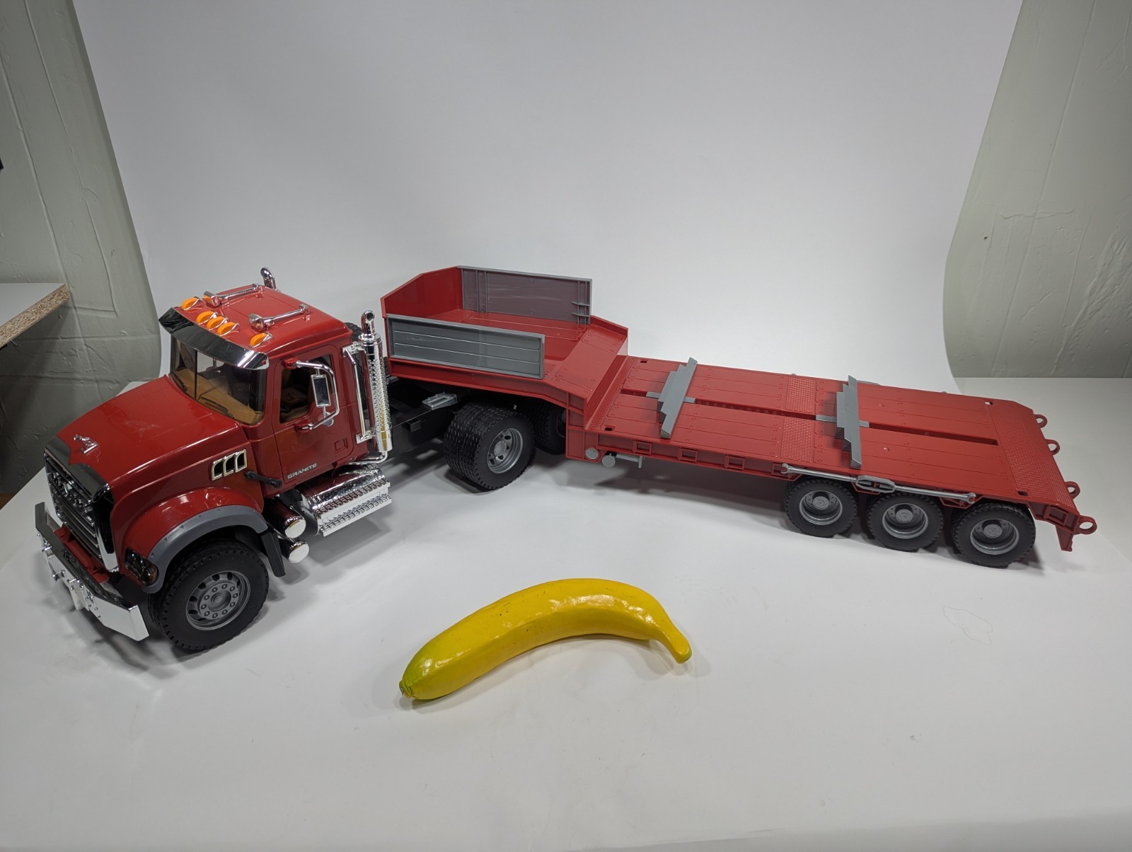 2007 1/16th Bruder MACK Semi Granite Truck W/ Low Loader Flatbed Trailer Red