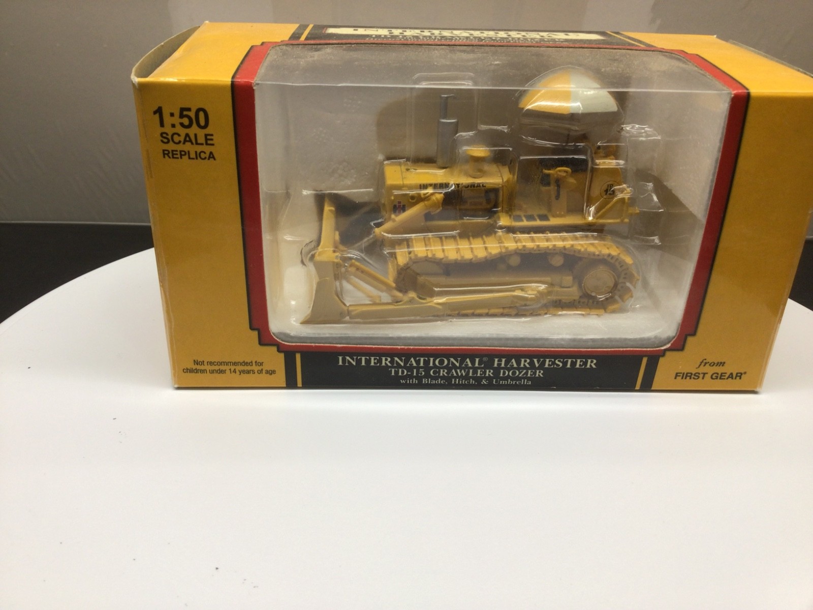First Gear 50-3132 1:50 International TD-15 Dozer with Umbrella Blade and Hitch