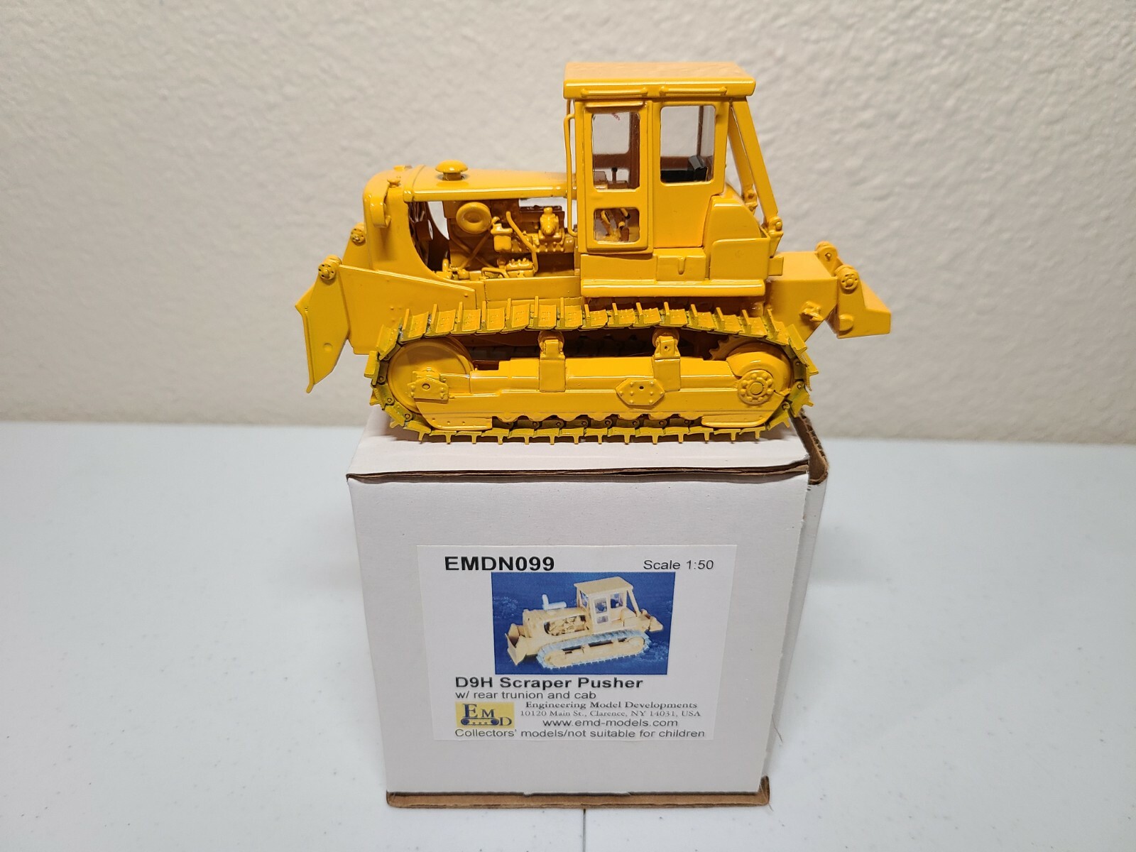 Cat D9H Scraper Pusher Dozer with Rear Trunion and Cab EMD 1:50 Scale #N099 New