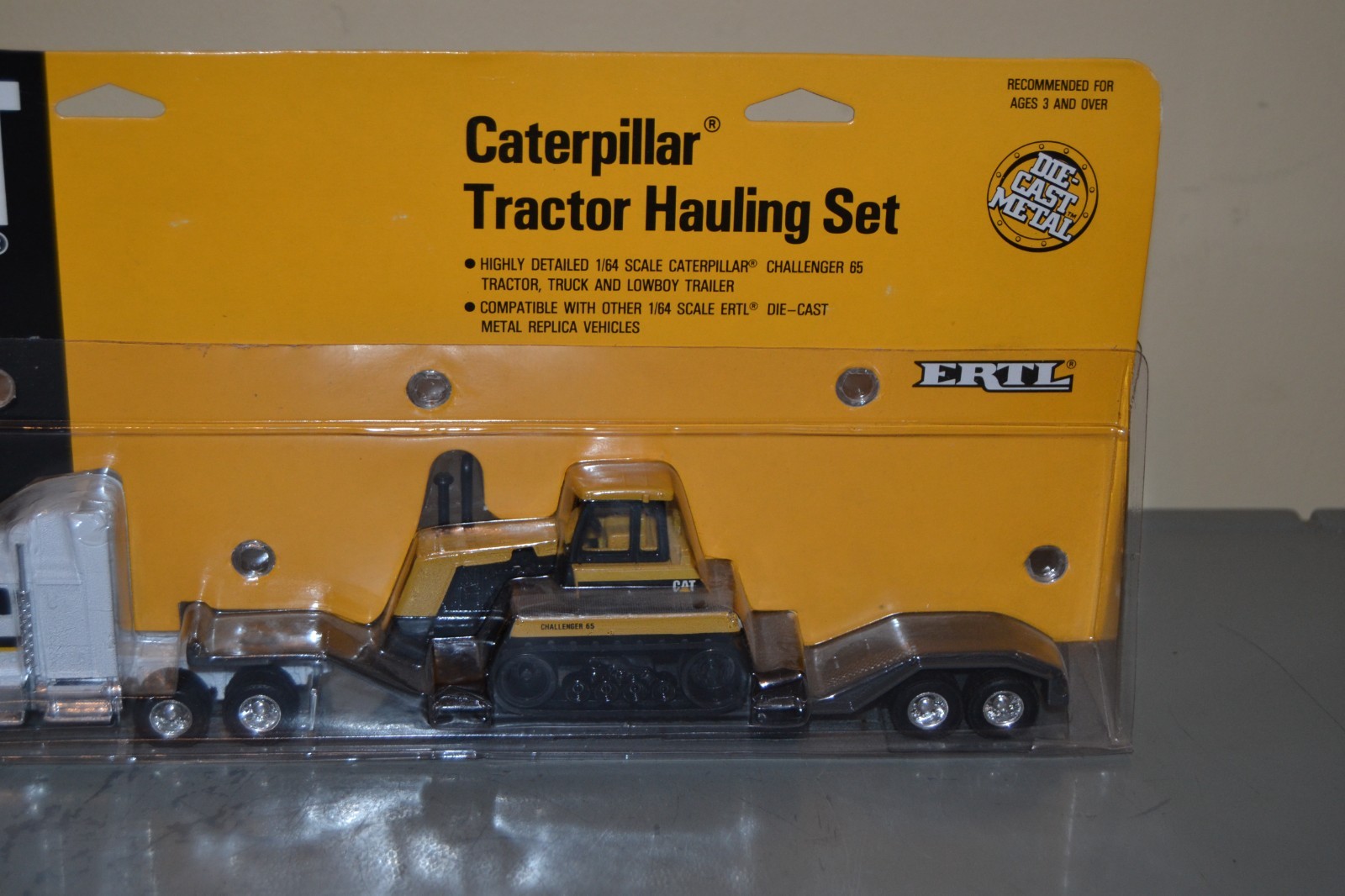 1989 ERTL CATERPILLAR TRACTOR HAULING SET CHALLENGER 65 TRACTOR, TRUCK & LOWBOY