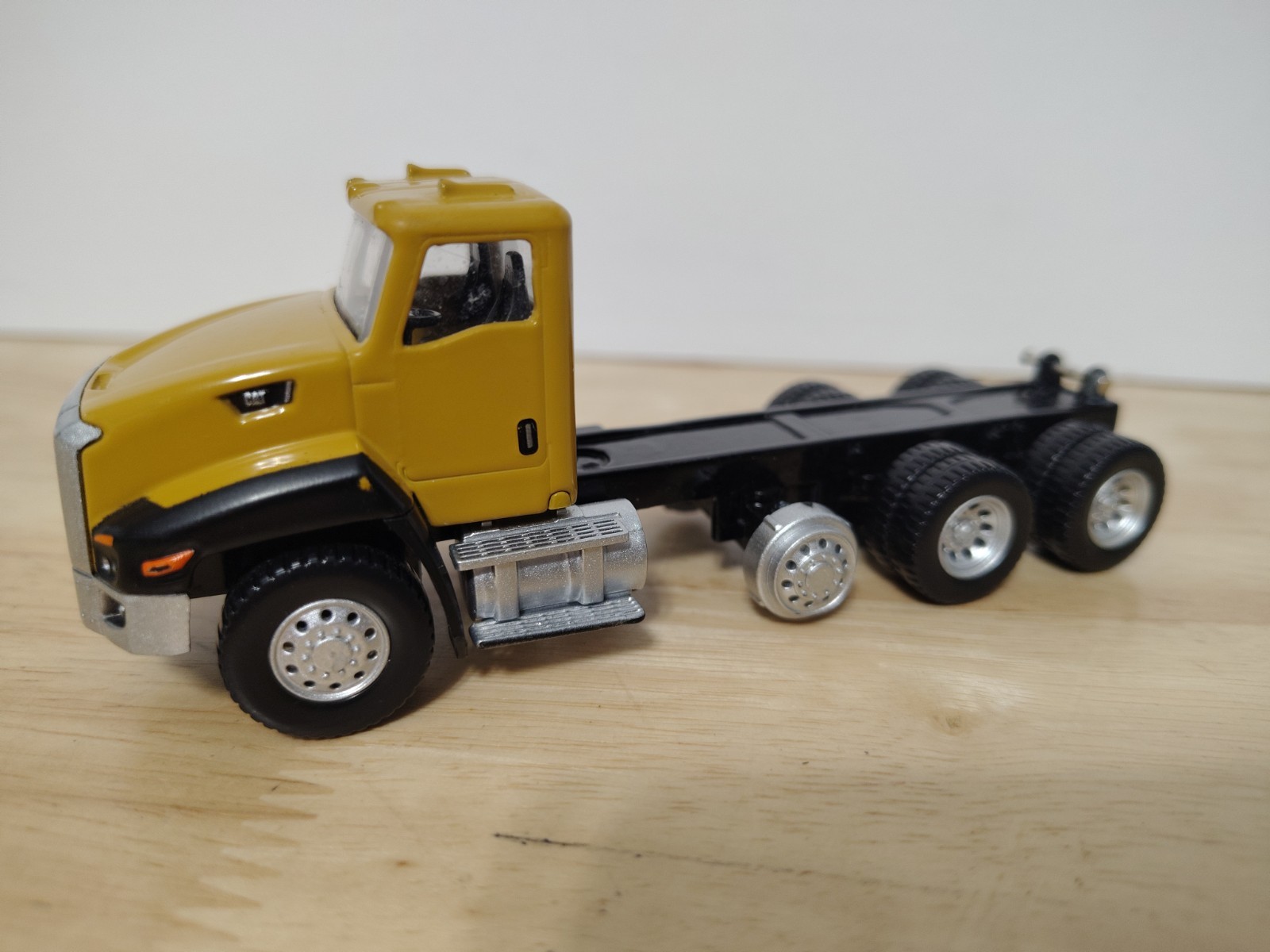 Cat 85992 Caterpillar Day Cab Truck 6×4 Construction 1:64 Diecast