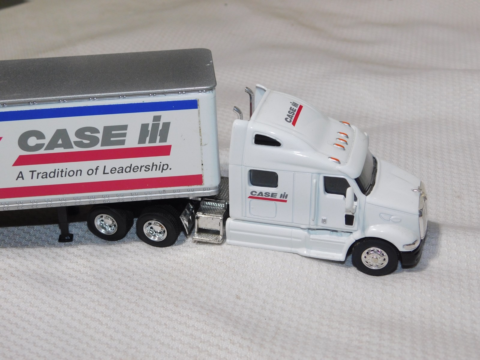 Diecast SpecCast Peterbilt 387 CASE lil TRACTORS 13″ TRACTOR TRAILER TRUCK