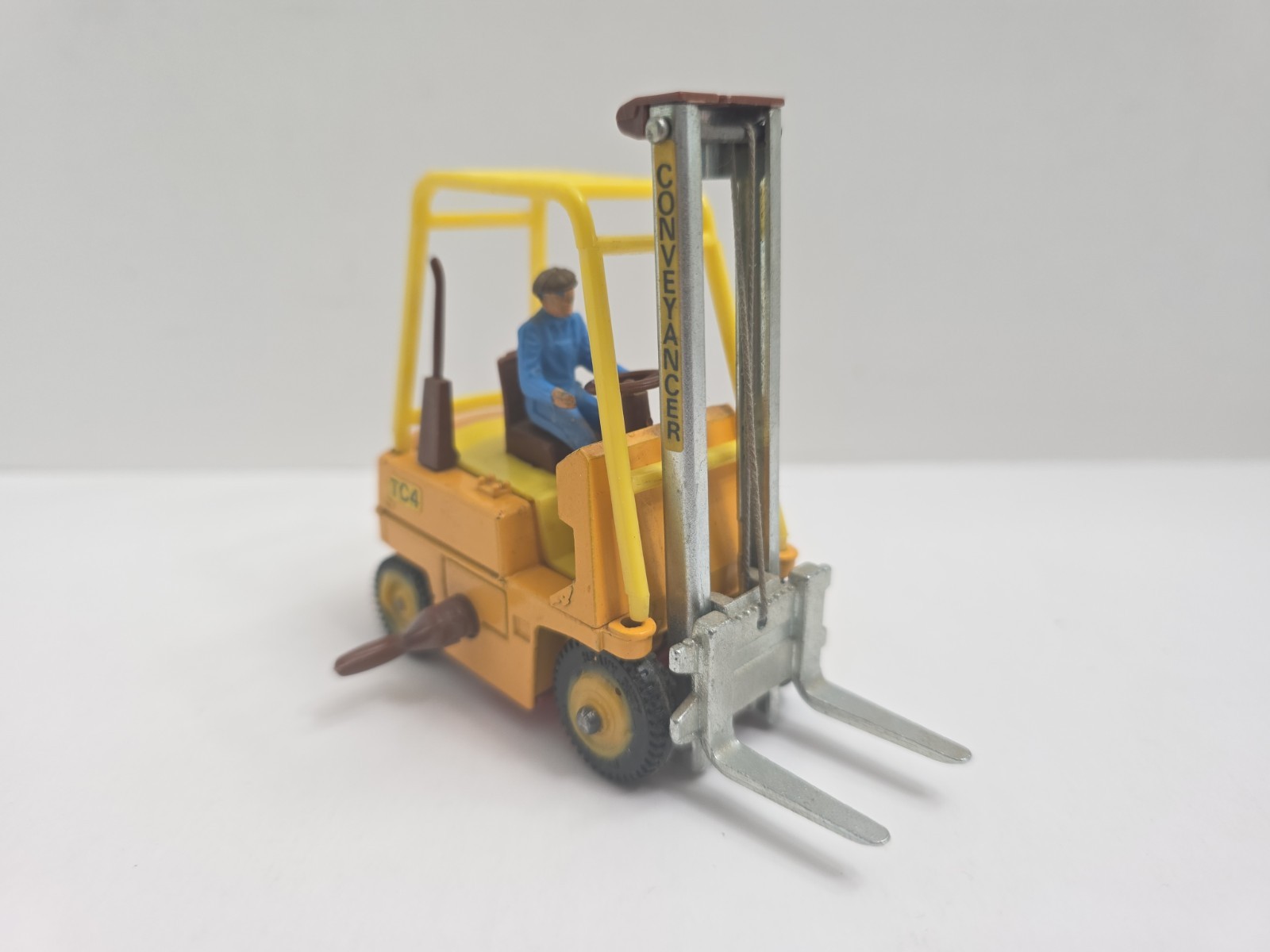 England Dinky Toys #404 Conveyancer Forklift – WORKING FORK LIFT