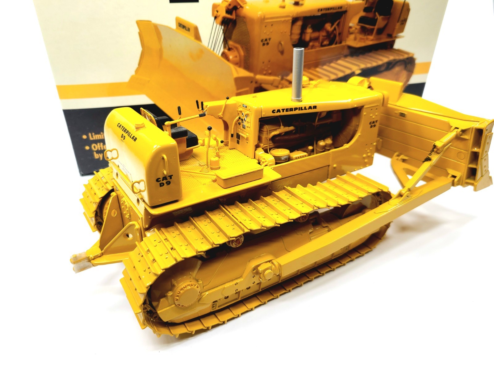 Caterpillar D9 Series D Tractor Cable Blade – First Gear 1:25 Scale #49-0123 New