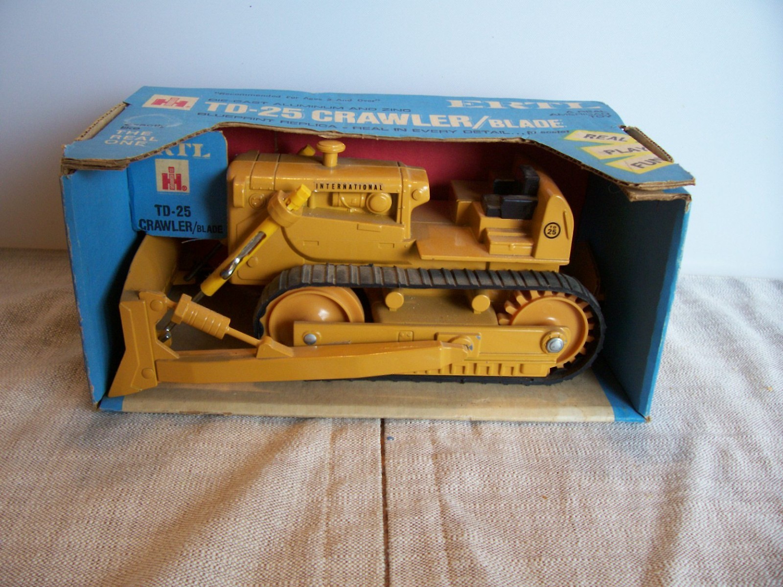 Ertl International TD 25 Crawler Blue Box, 1/16 Scale