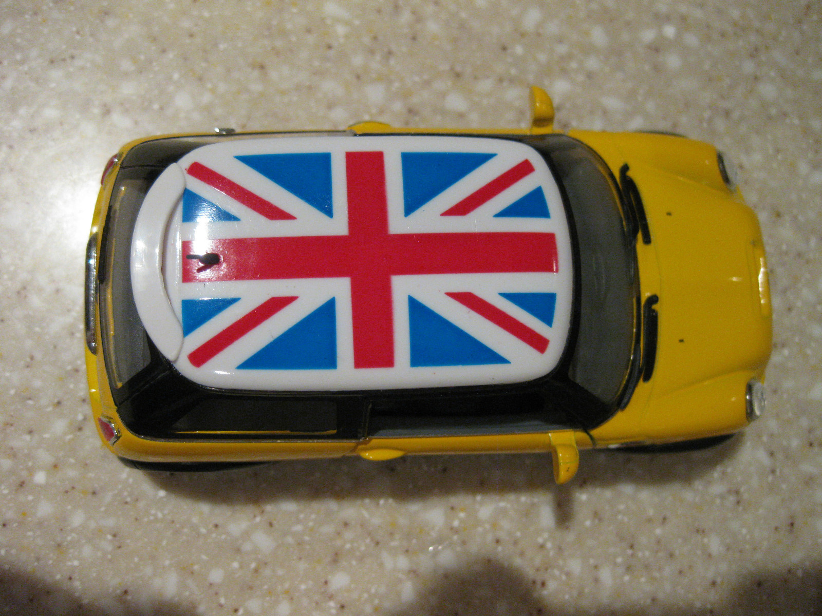 MINI COOPER HARD TOP YELLOW BRITISH FLAG UNION JACK LONDON 1:28 DIE PULLBACK