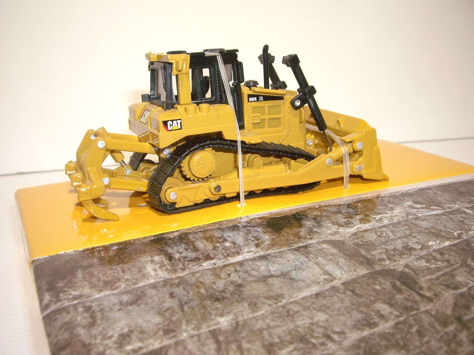 DIECAST MASTERS 1/64 CAT D6R TRACK-TYPE TRACTOR SAME SCALE AS DCP