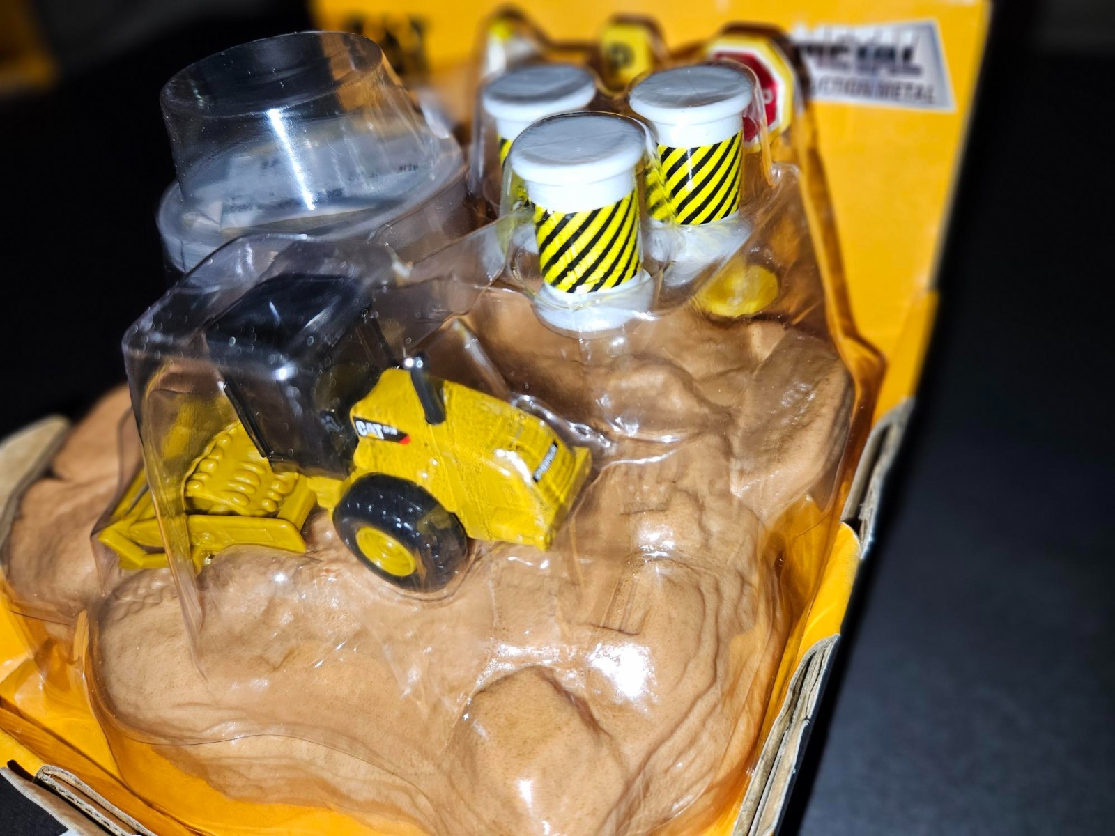 HO SCALE CAT FRONT LOADER CONSTRUCTION SET, NEW, SEE PHOTOS