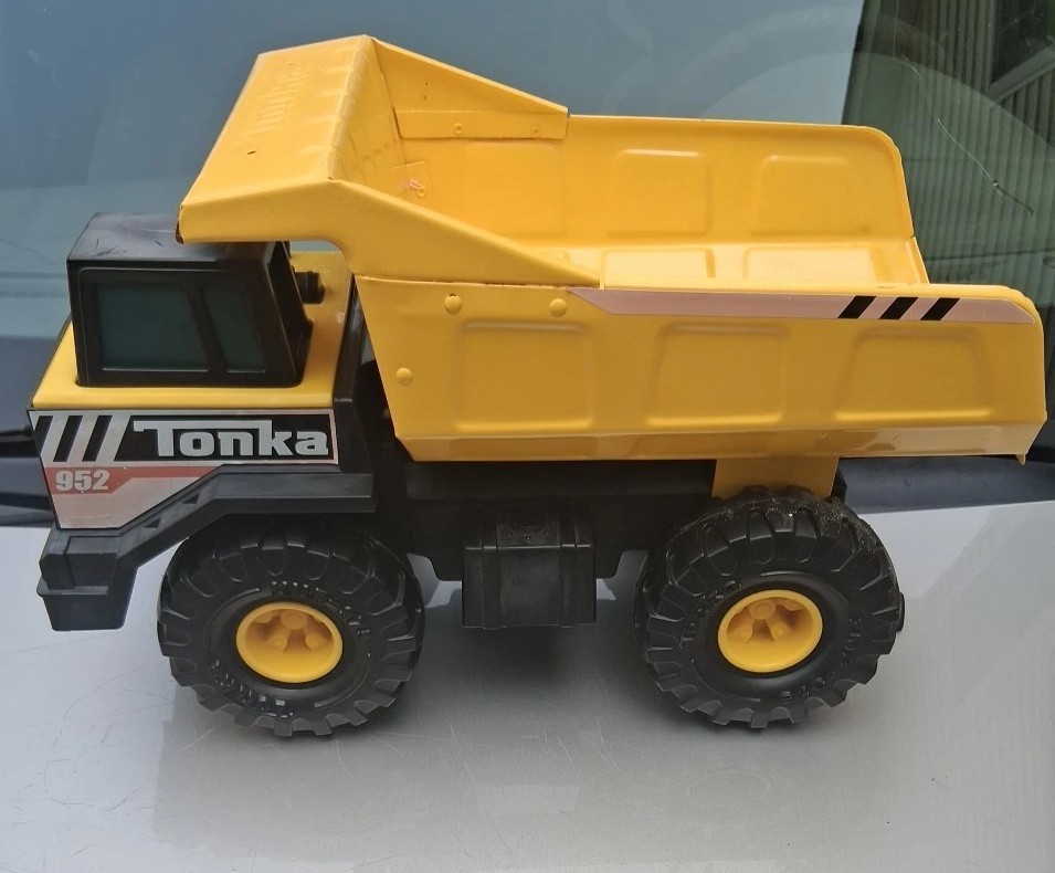 Tonka Truck 952 Large Metal Bed Dump Truck Yellow & Black – XMB-975